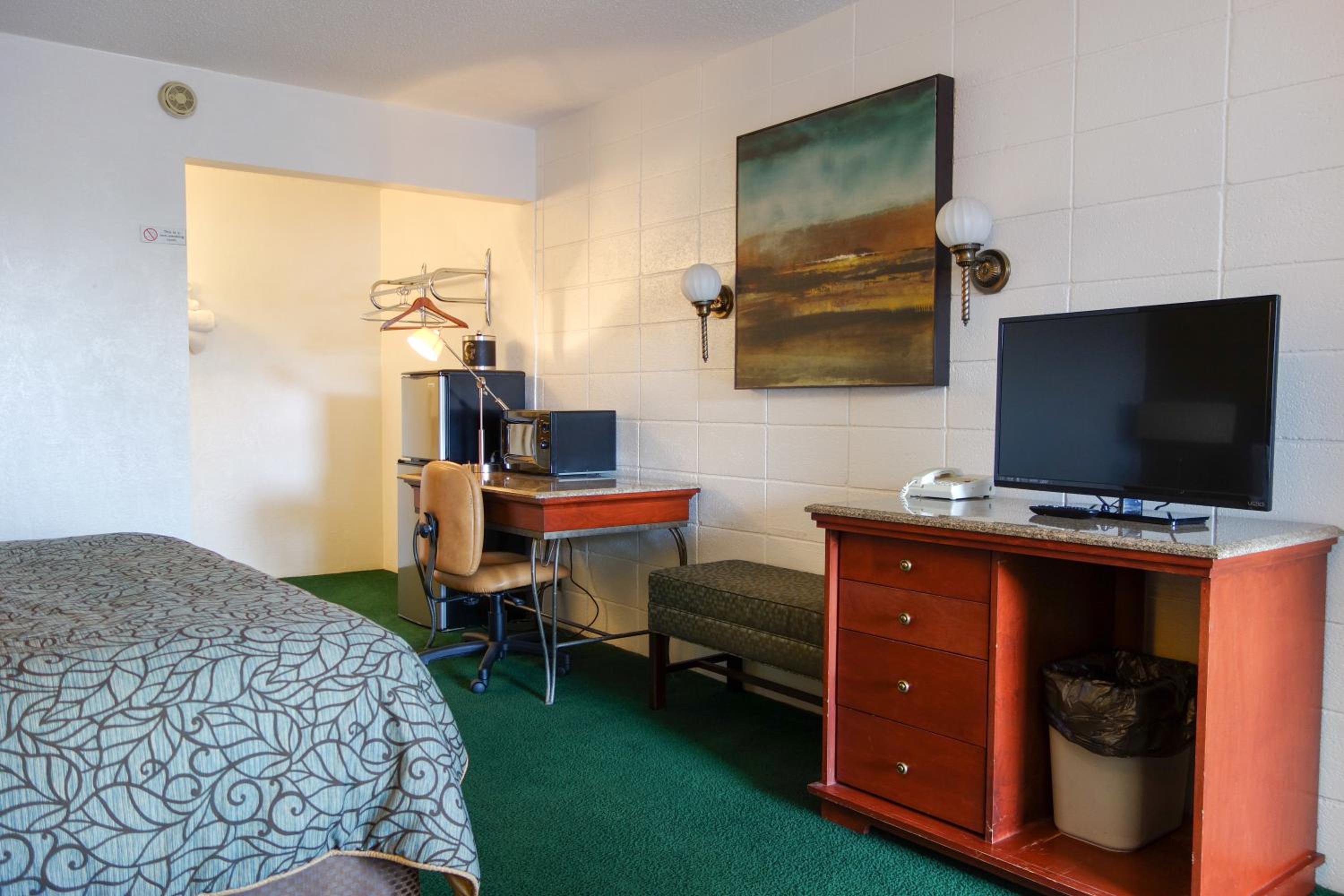 Queen Room with Two Queen Beds - Smoking - Photo 3