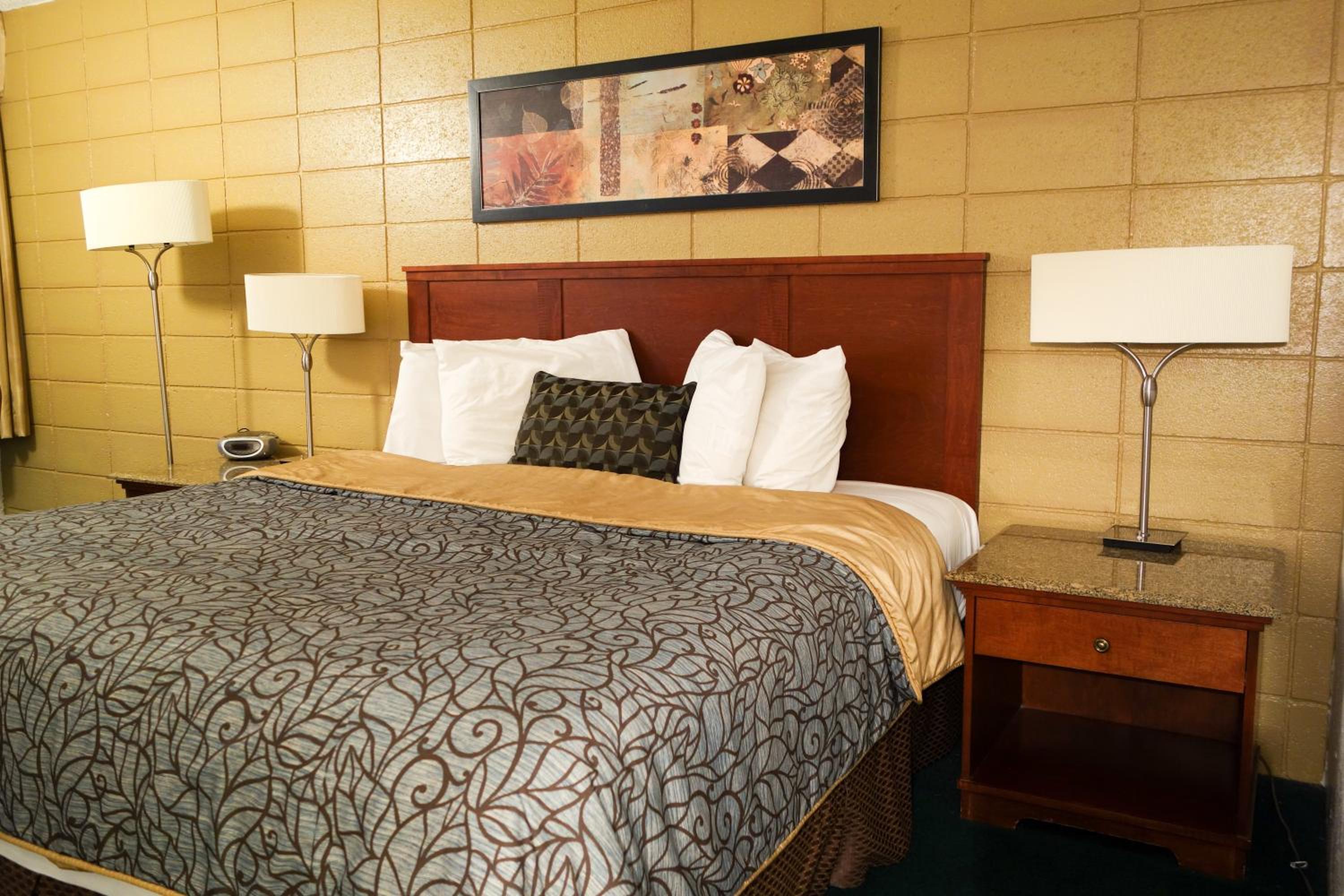 Queen Room with Two Queen Beds - Smoking - Photo 2