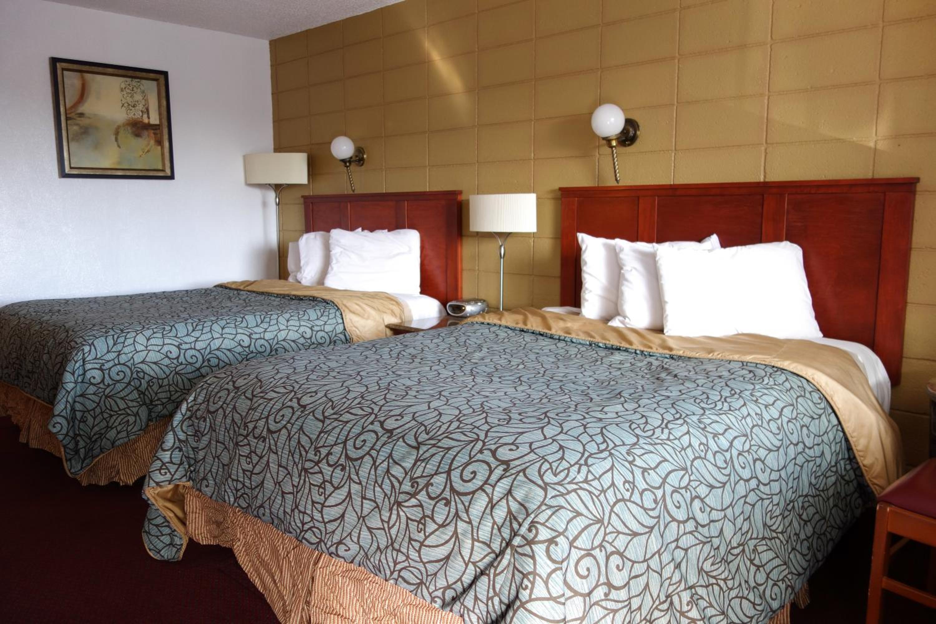 Queen Room with Two Queen Beds - Non-Smoking - Photo 1