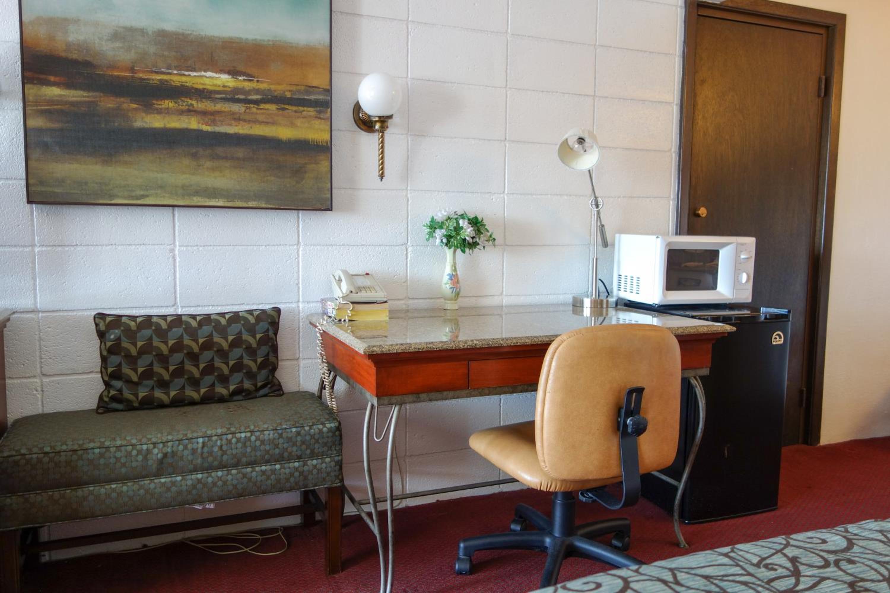 Queen Room with Two Queen Beds - Non-Smoking - Photo 6