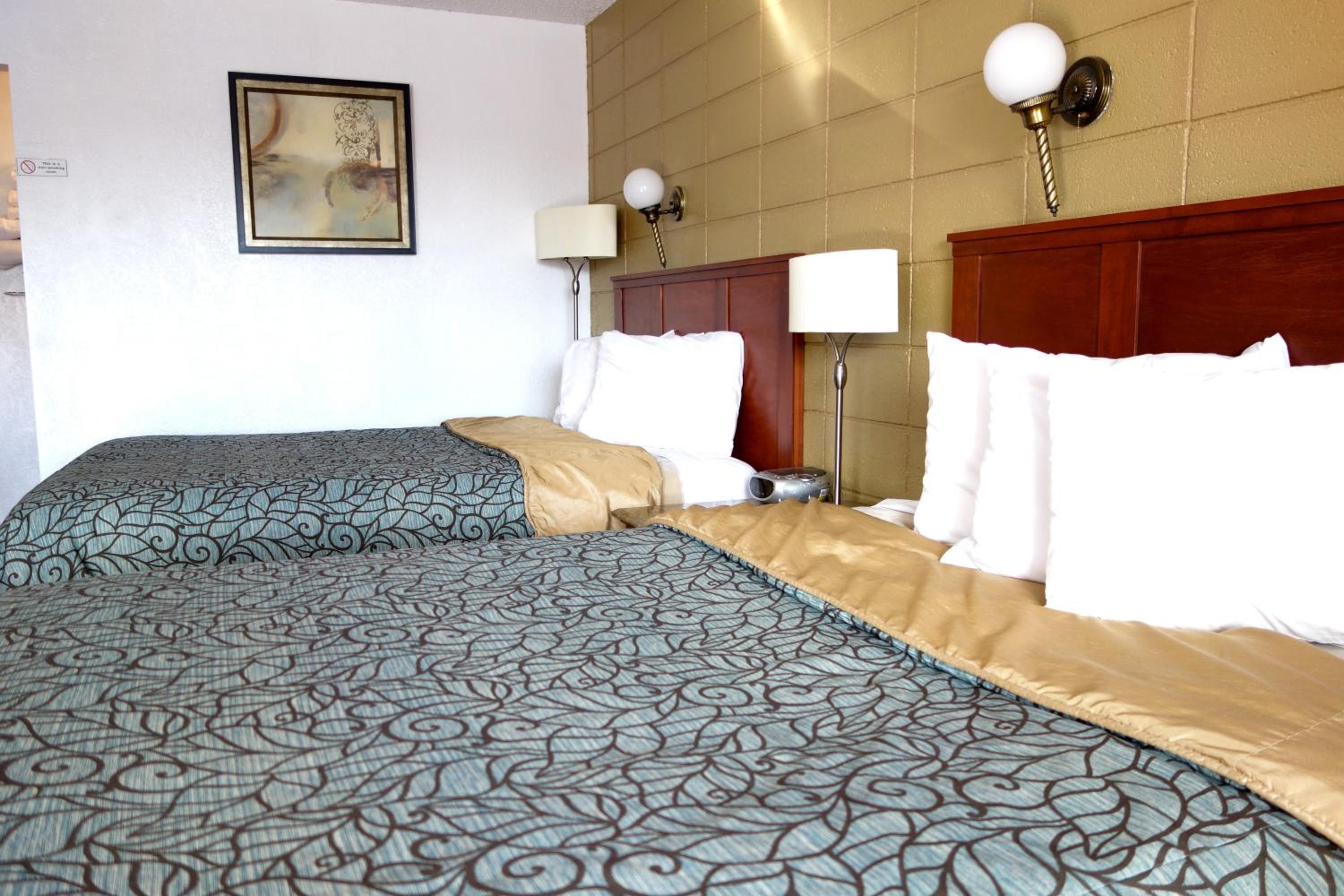 Queen Room with Two Queen Beds - Non-Smoking - Photo 2