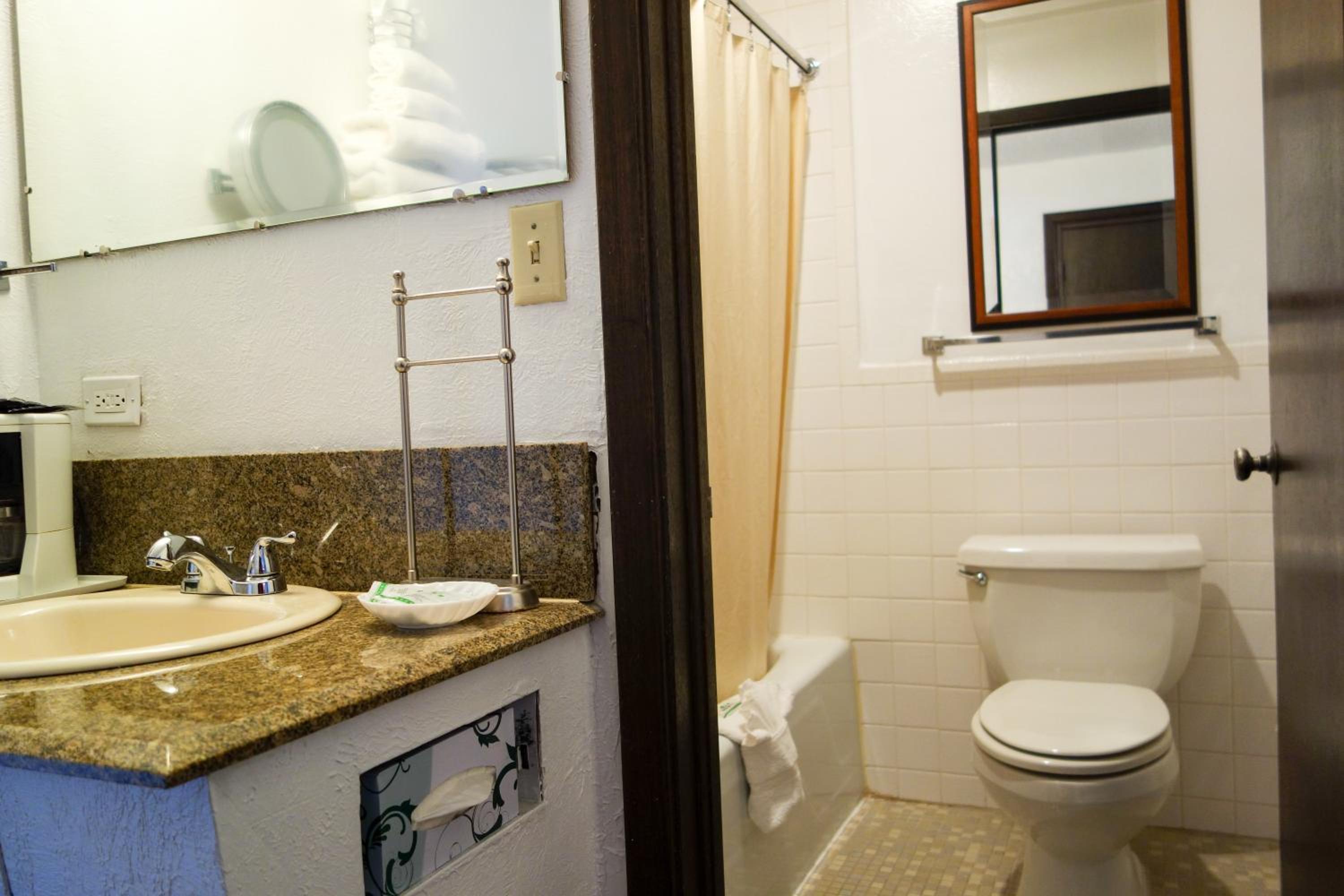 Queen Room with Two Queen Beds - Non-Smoking - Photo 5