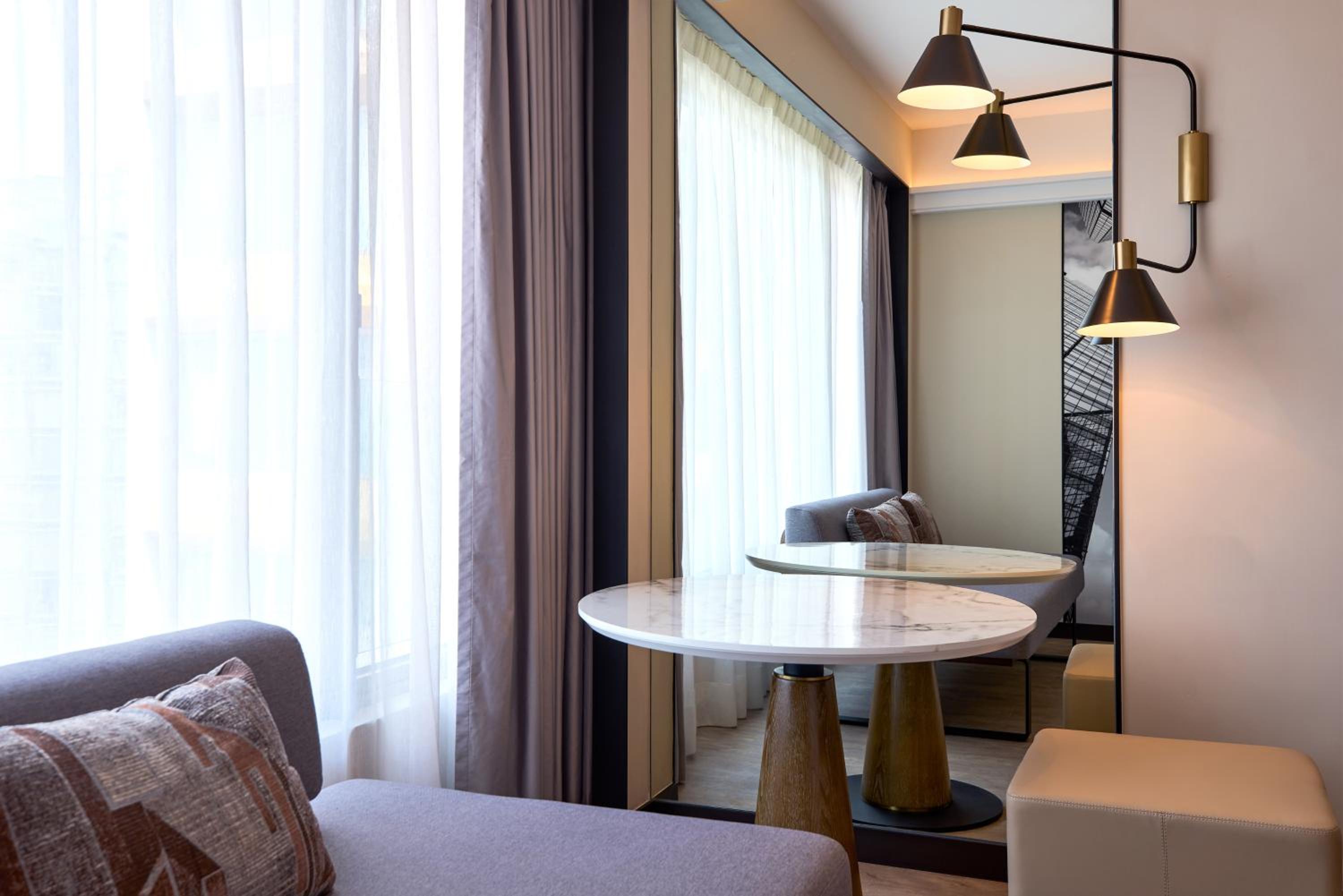 Club lounge access, Guest room, 1 King, Harbor view