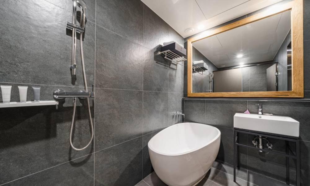 Standard Double Room - Photo 8