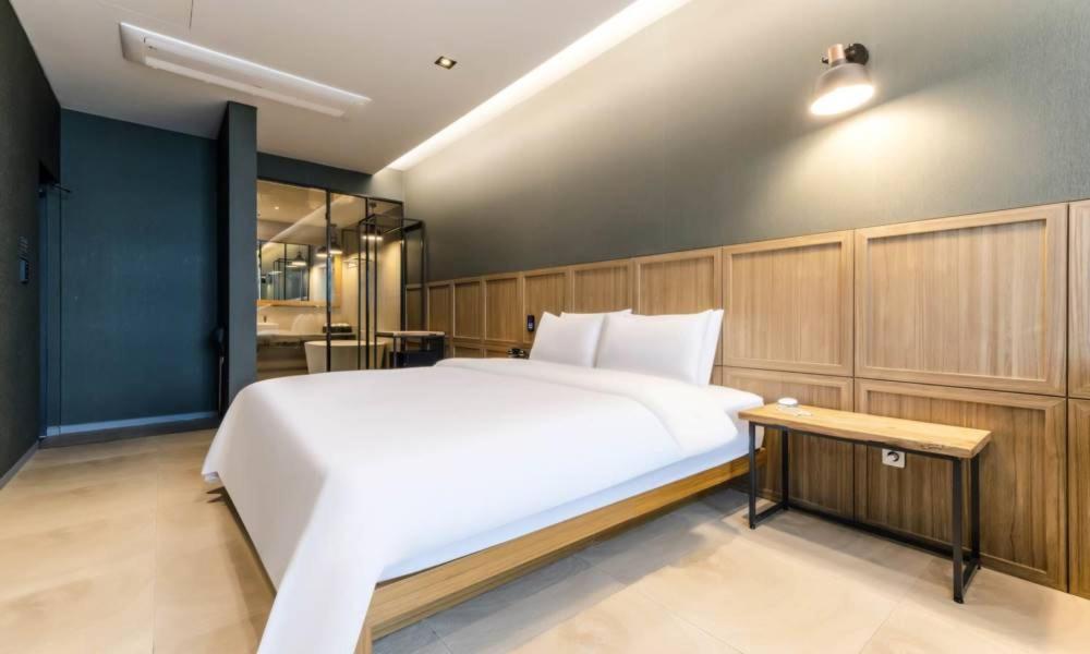Deluxe Double Room B - Photo 10