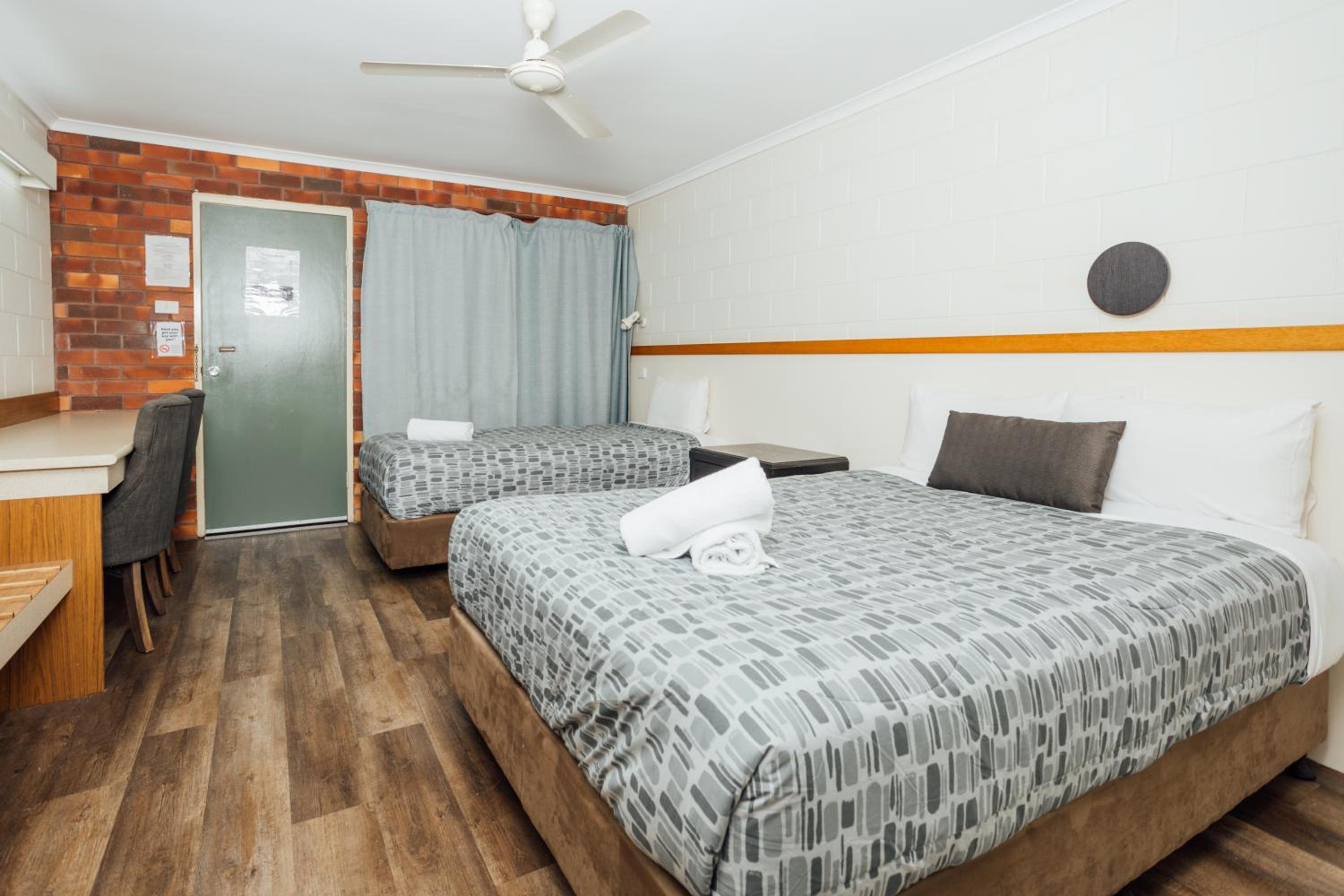 Economy Twin Room photo 3