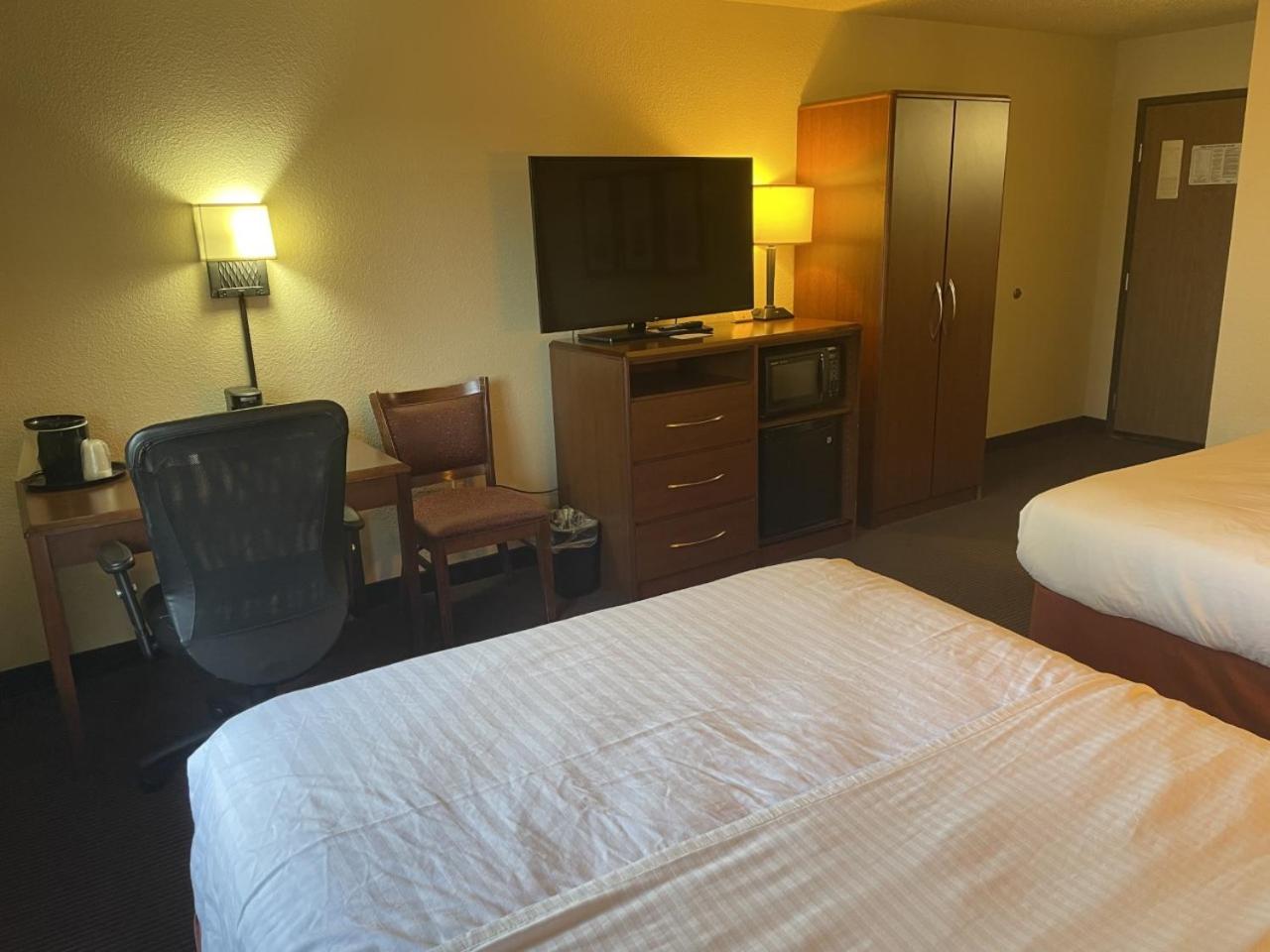 Queen Room with Two Queen Beds - Non-Smoking photo 3