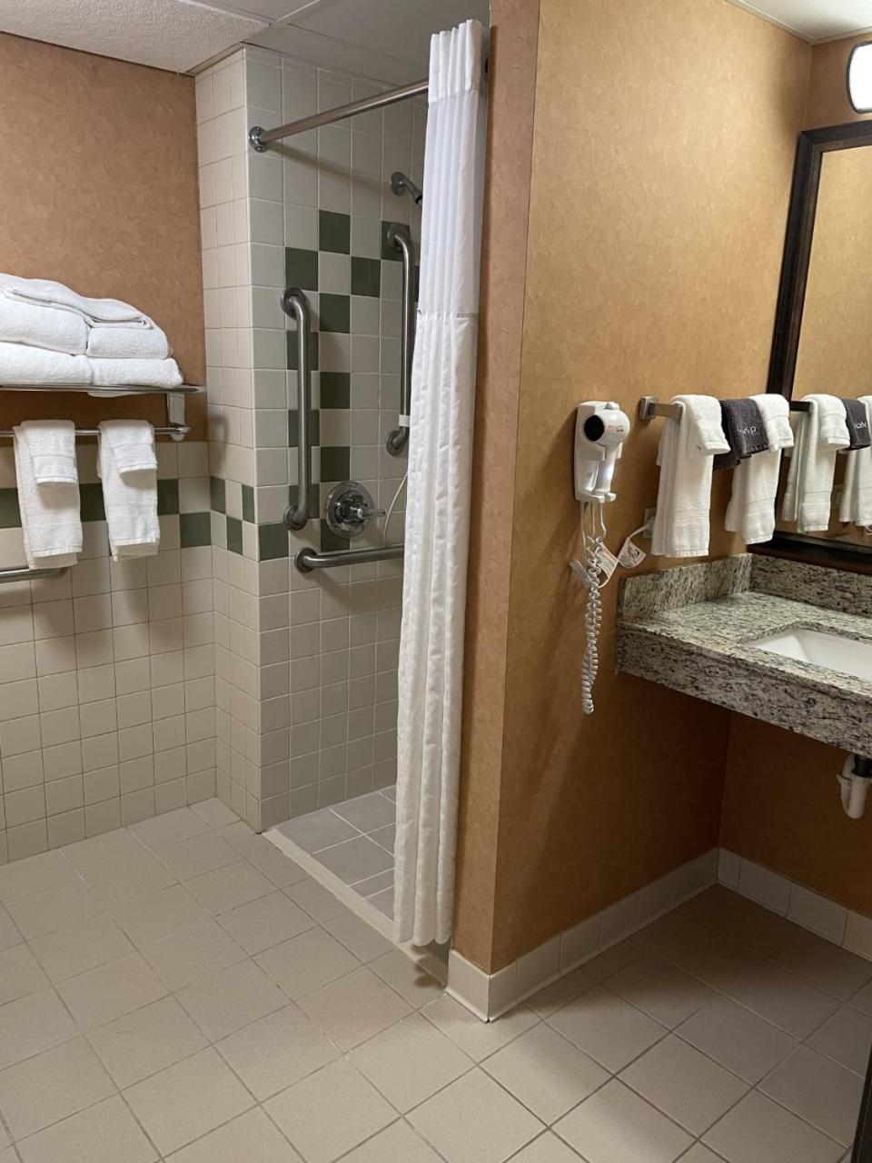 King Room - Mobility Access/Non-Smoking photo 3