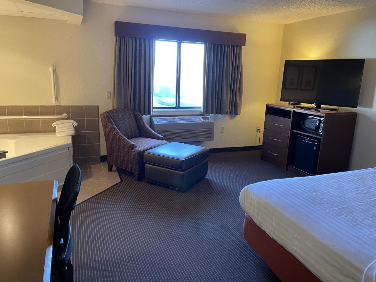 1 King Bed, Studio Suite, Non-Smoking photo 2