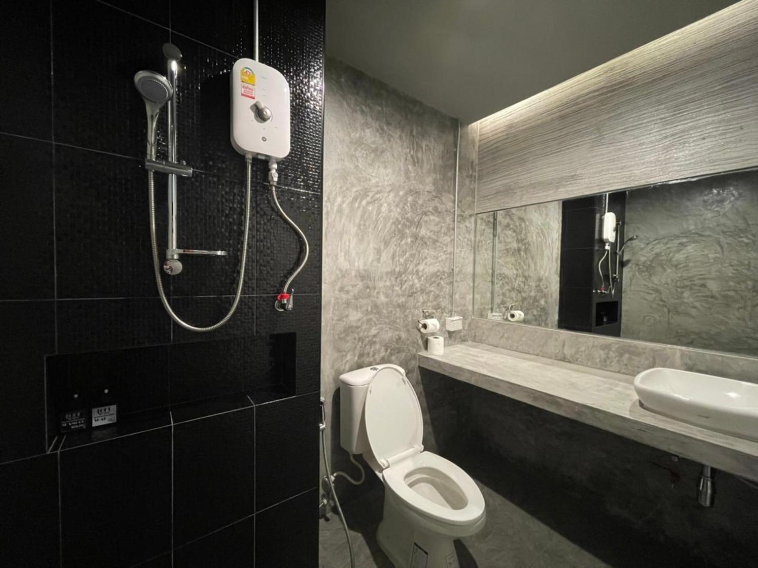 Deluxe King Room - Photo 5