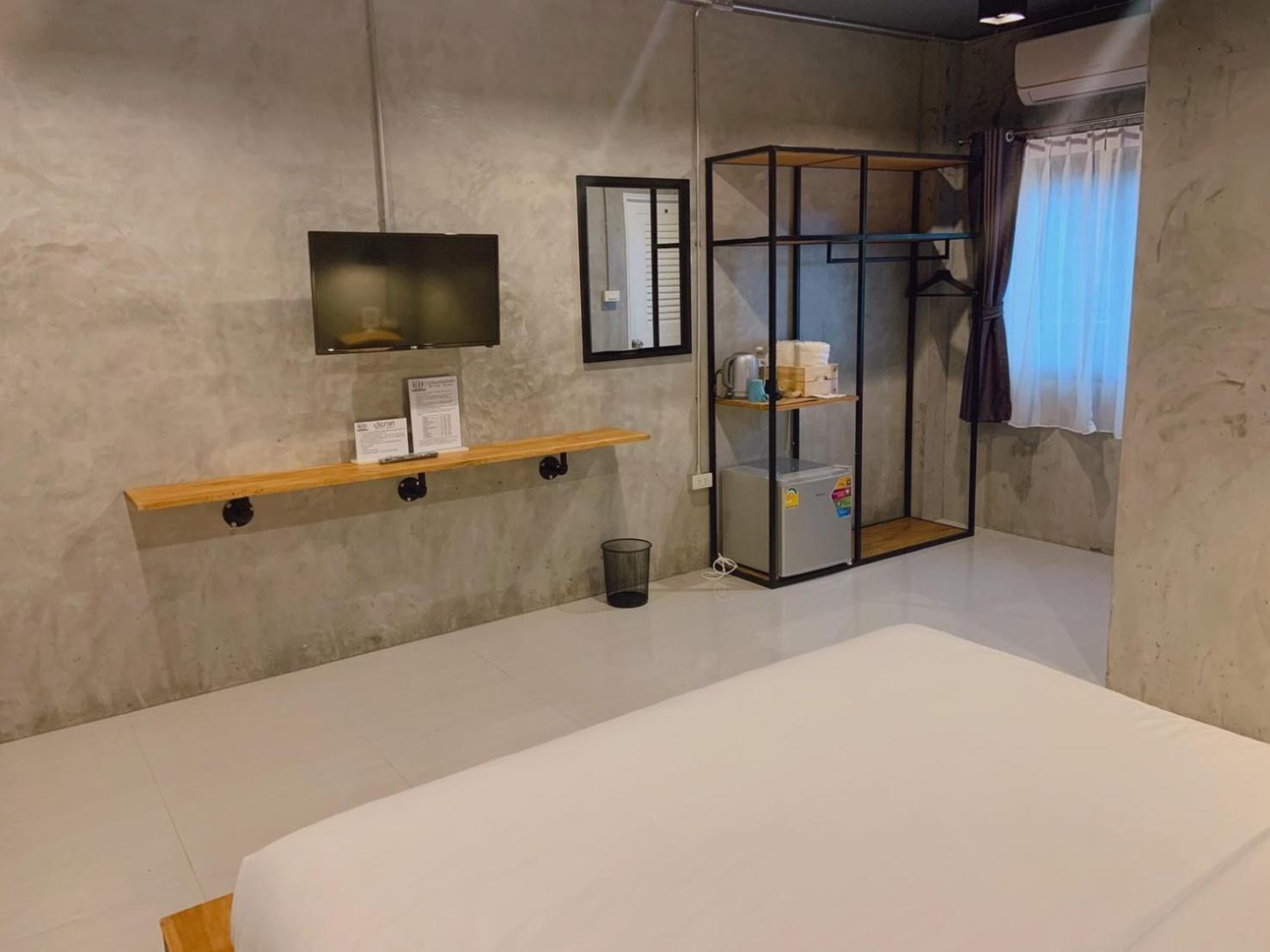 Deluxe King Room - Photo 13