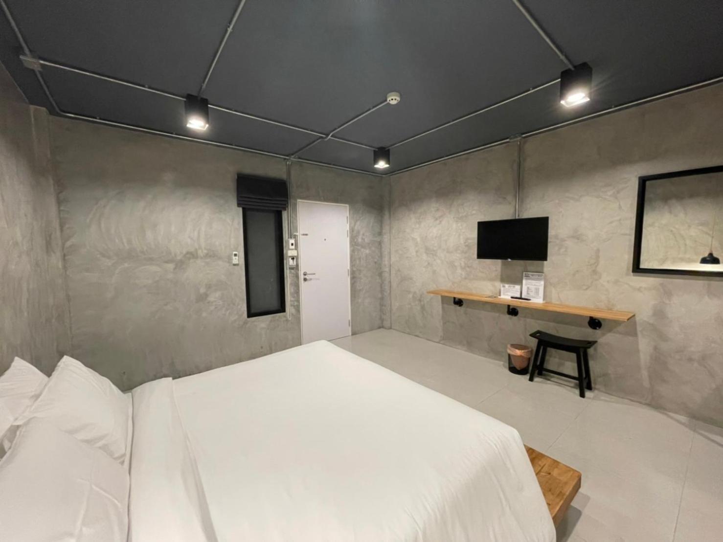 Deluxe King Room - Photo 7