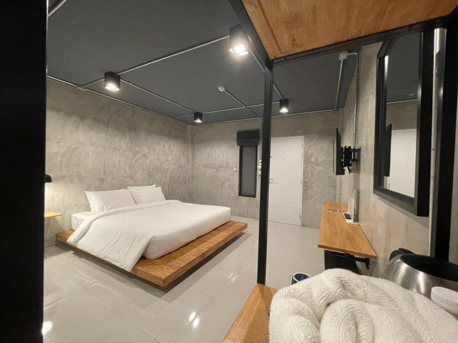 Deluxe King Room - Photo 10