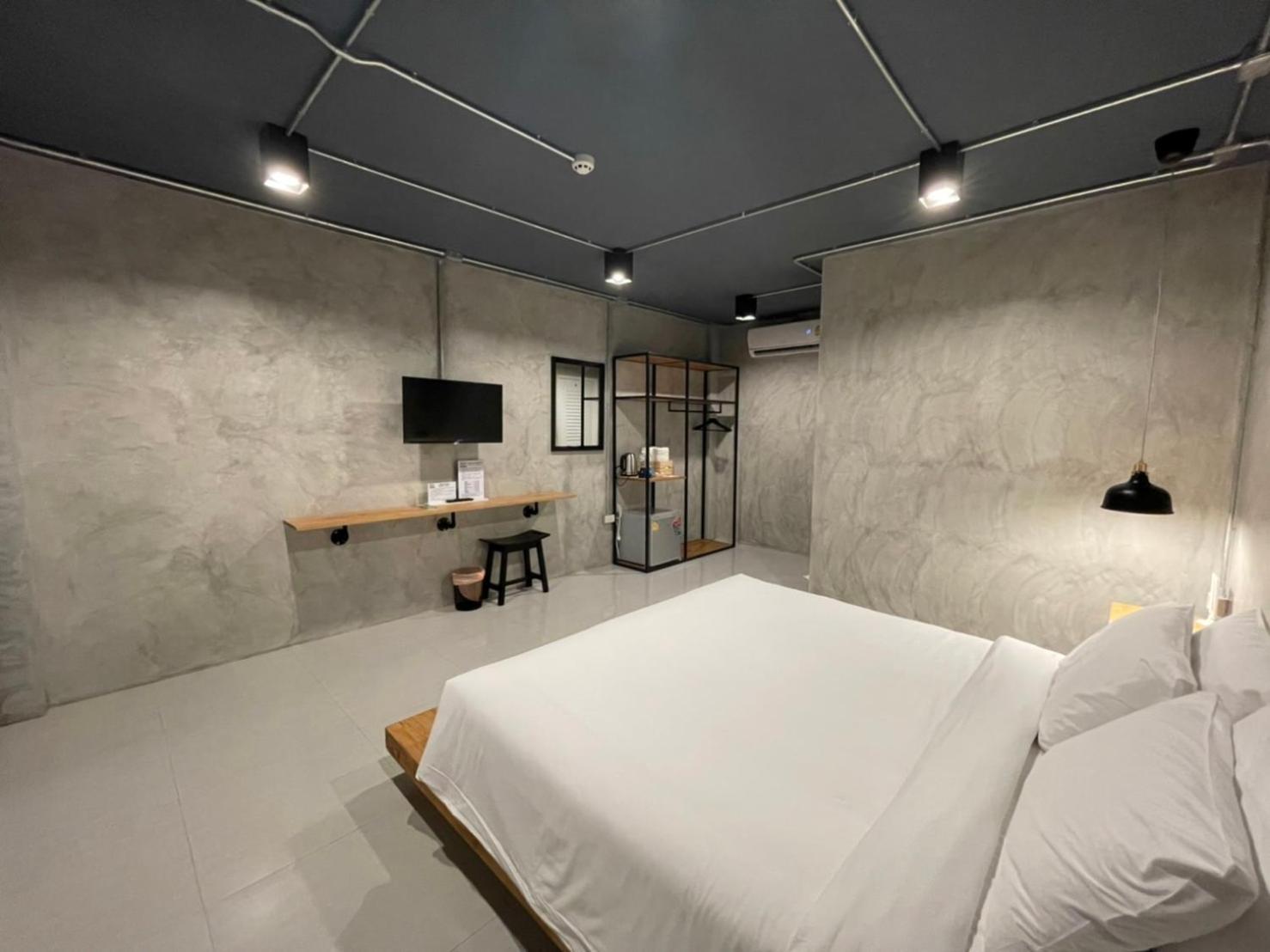 Deluxe King Room - Photo 8