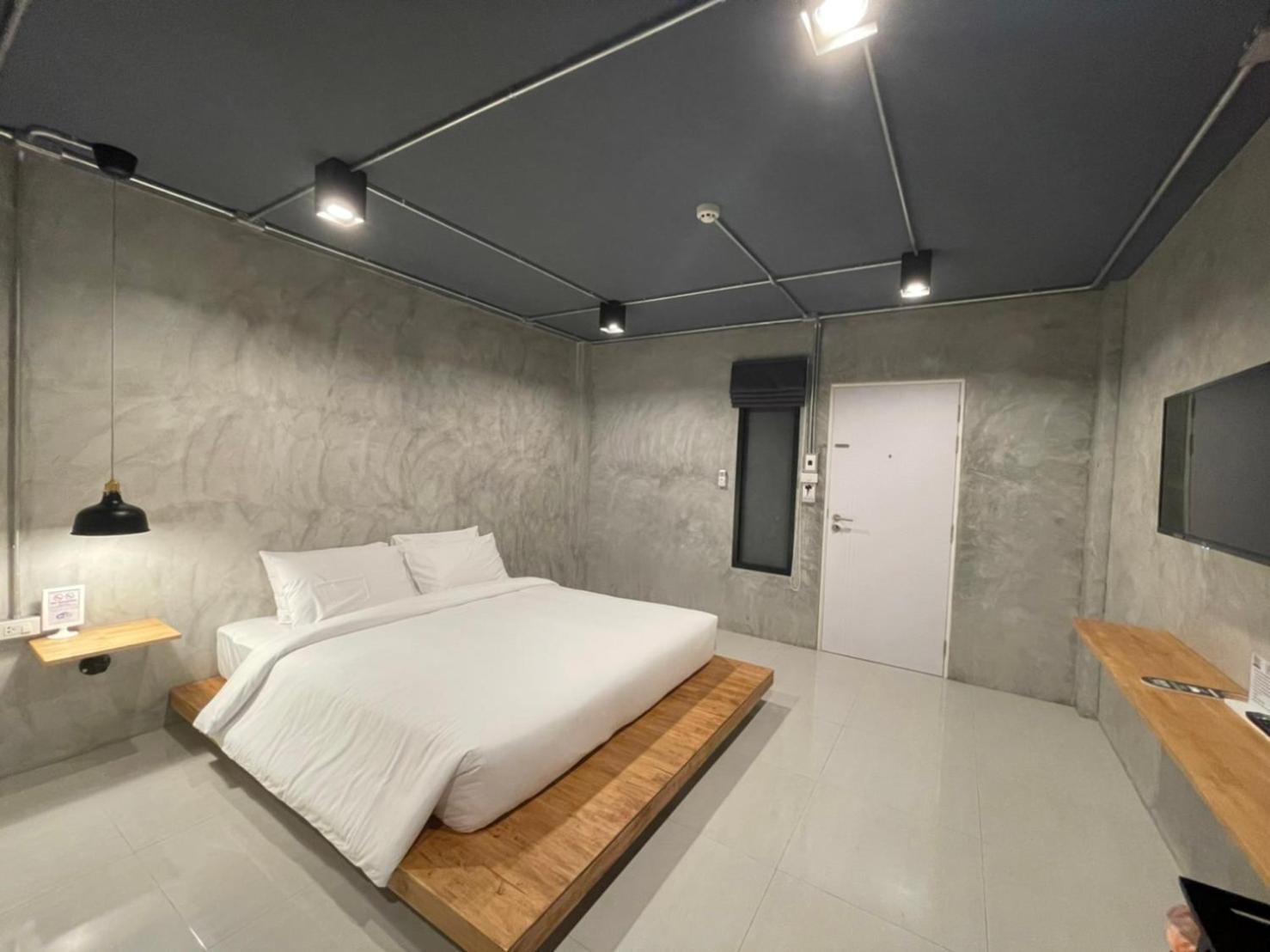 Deluxe King Room - Photo 9