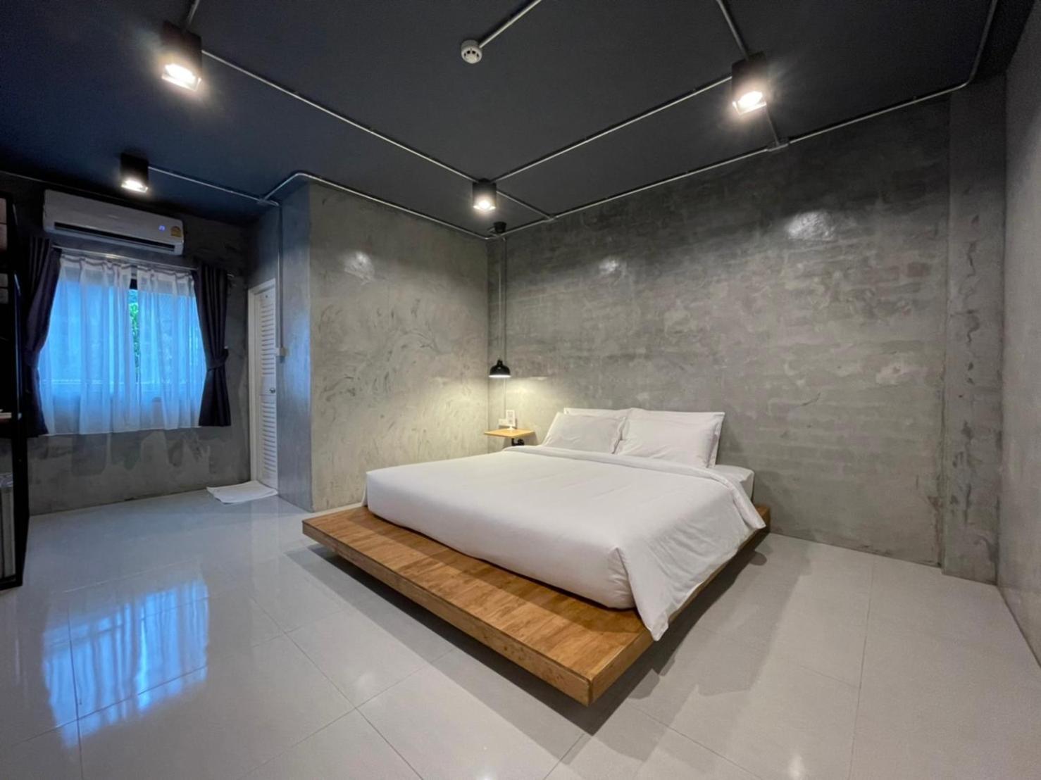 Deluxe King Room - Photo 14
