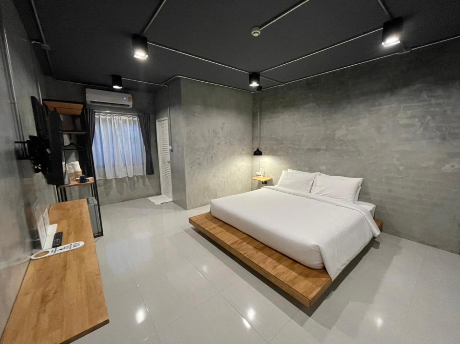 Deluxe King Room - Photo 1