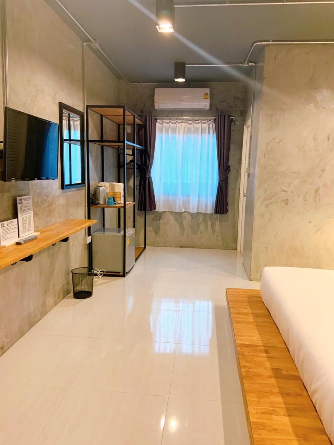 Deluxe King Room - Photo 12