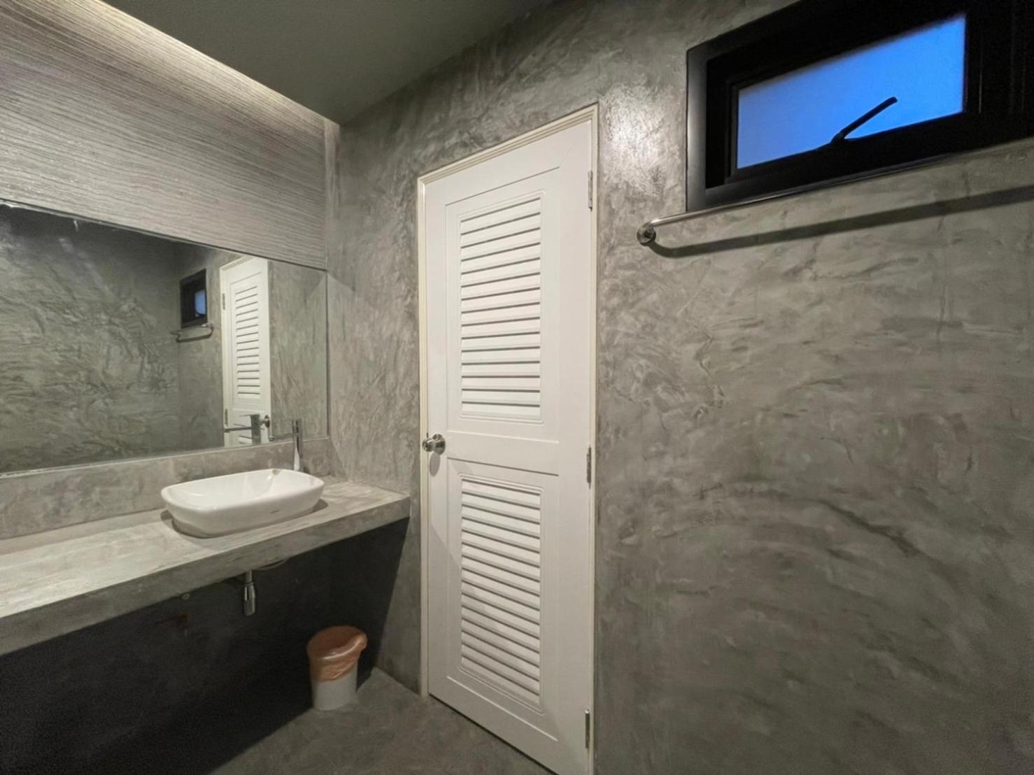 Deluxe King Room - Photo 2
