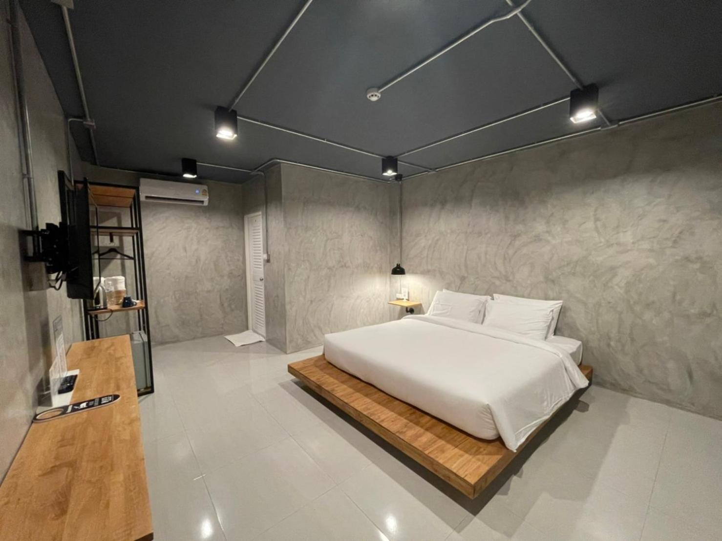 Deluxe King Room - Photo 11
