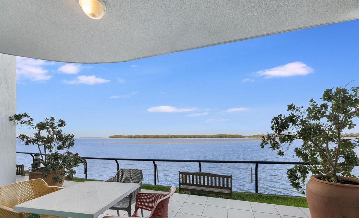 Executive One-Bedroom Apartment - Waters Edge photo 2