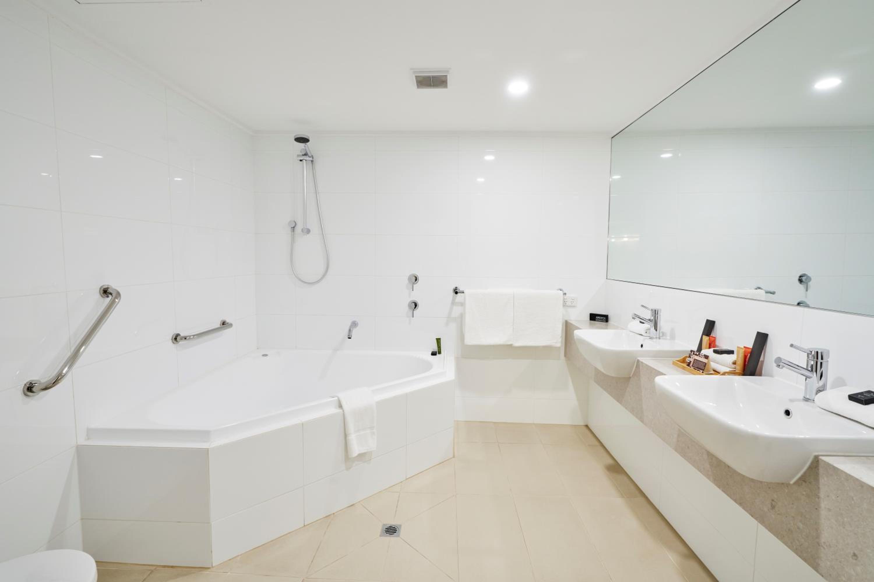 Executive Suite with Spa Bath photo 3
