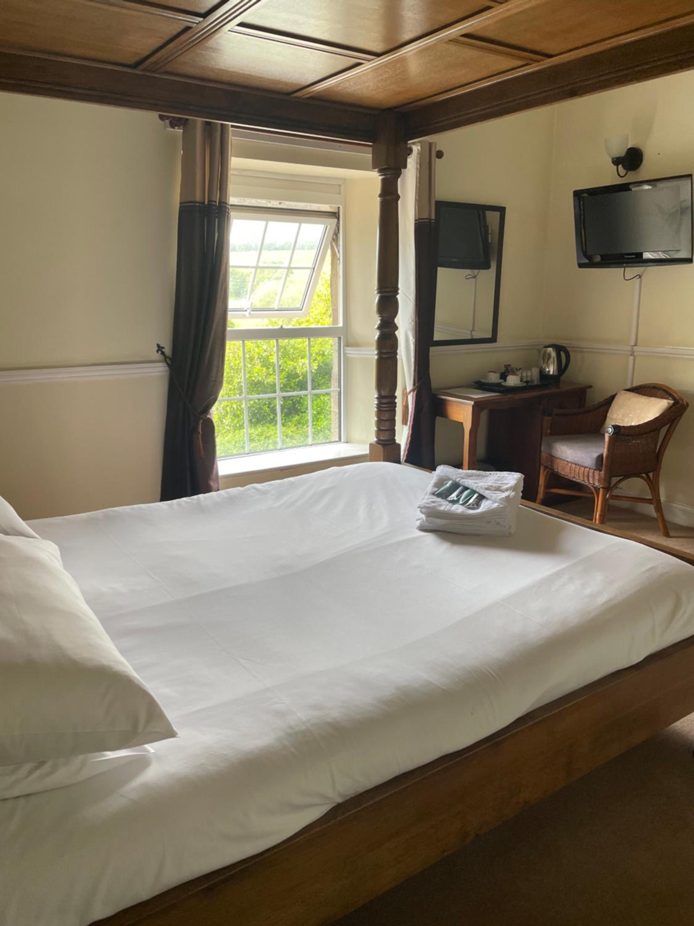 Double Room with Four Poster Bed - Photo 4