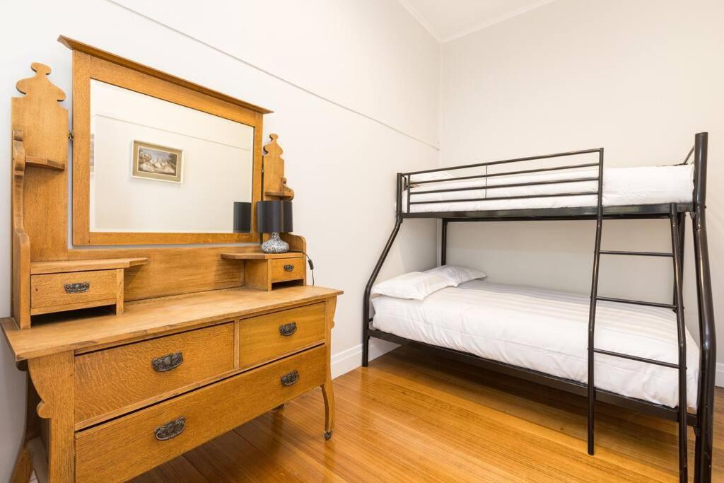 Five-Bedroom House photo 1