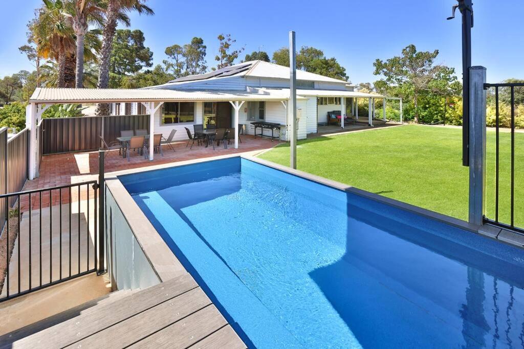 Five-Bedroom House photo 2