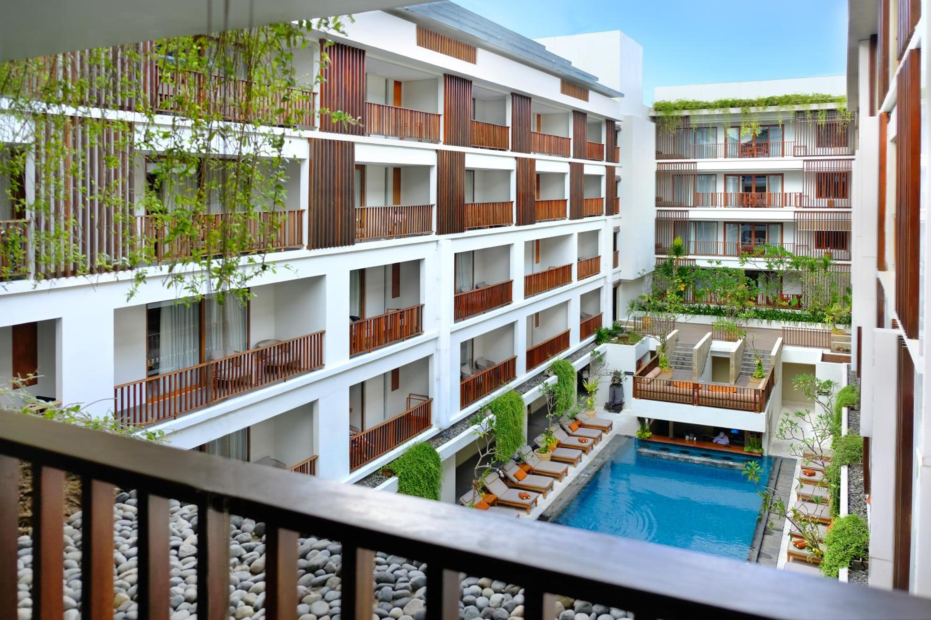 Deluxe Suite Pool View with Spa Bath