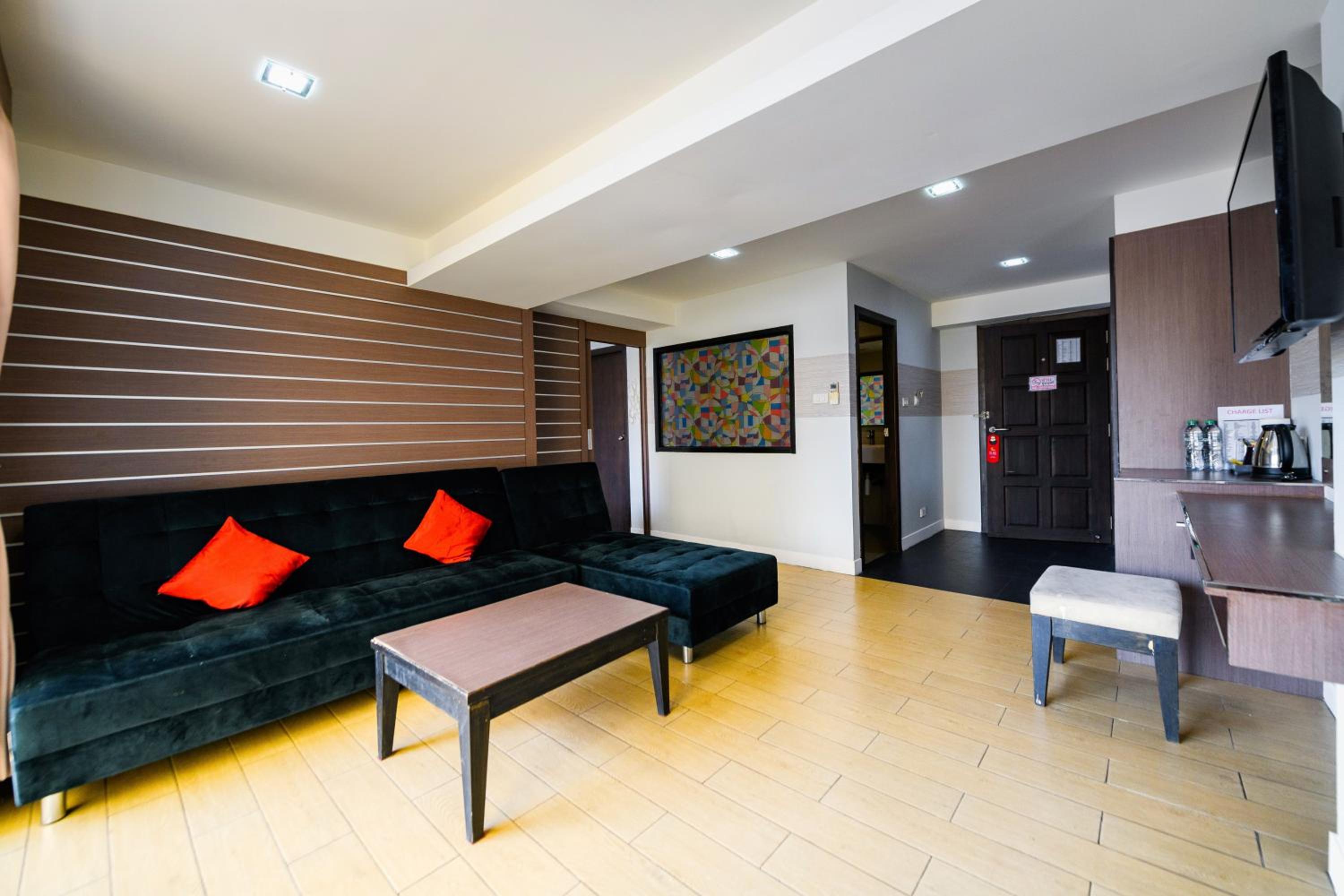 Deluxe Suite with City View - Photo 2
