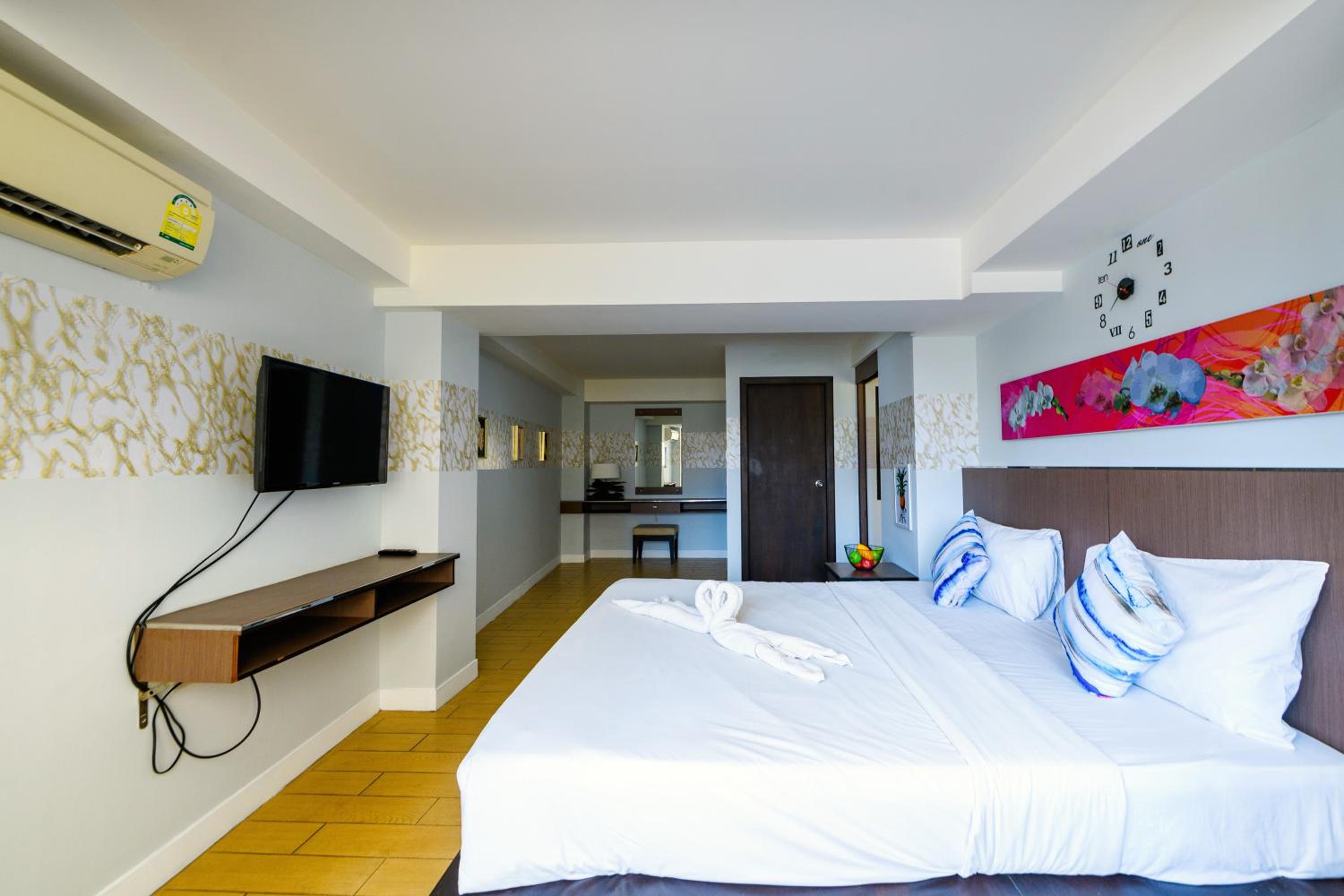 Deluxe Suite with City View - Photo 18