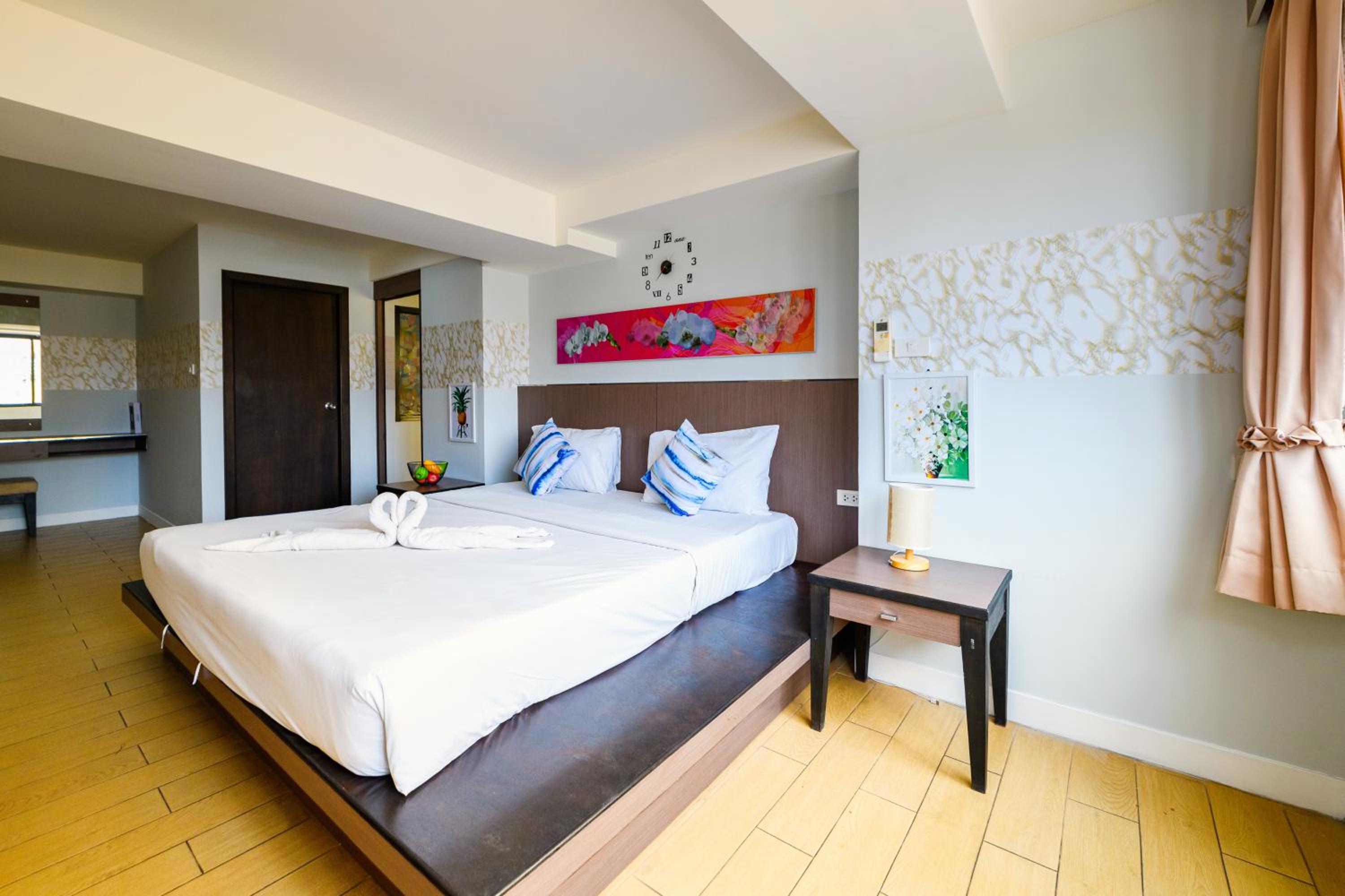 Deluxe Suite with City View - Photo 17