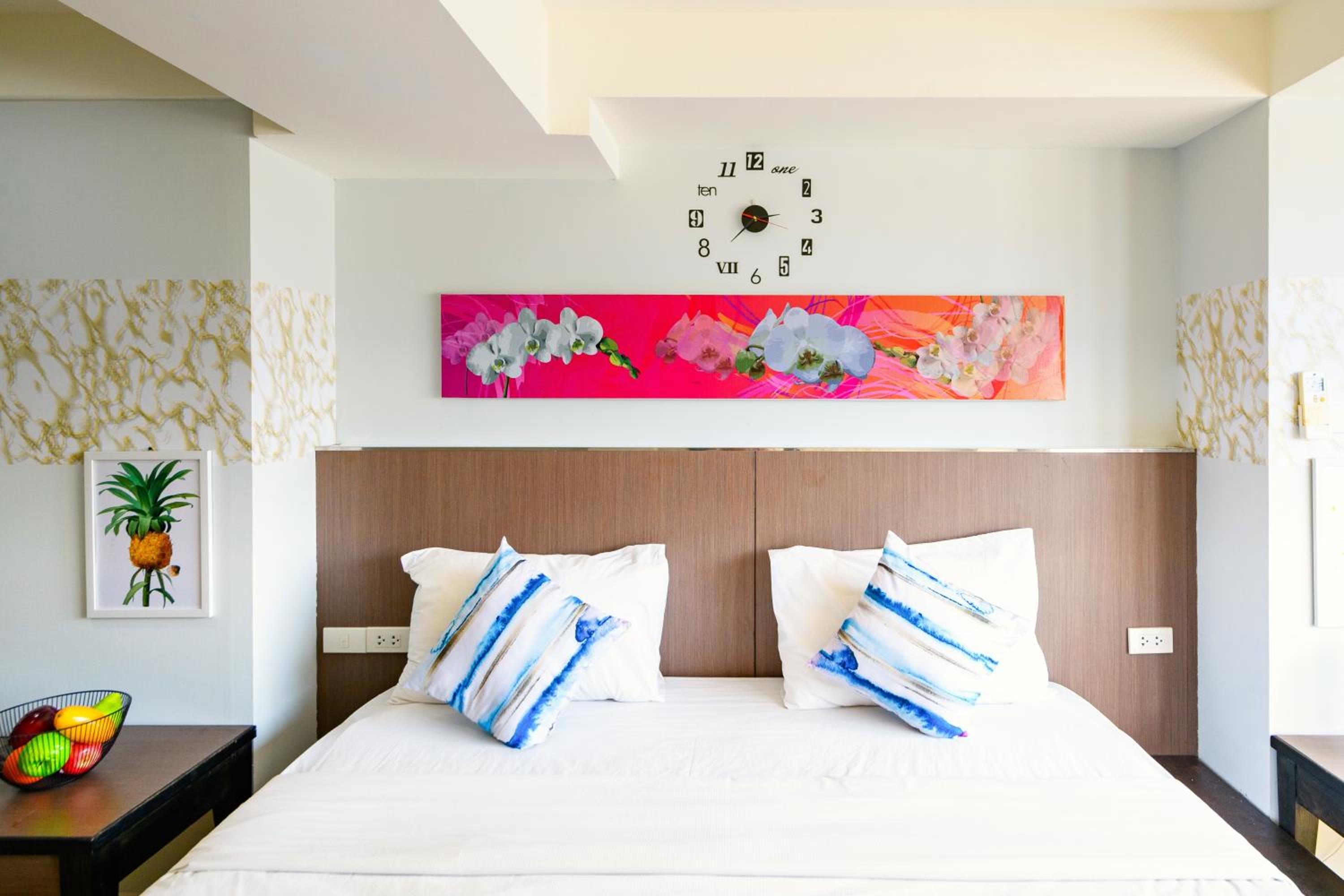 Deluxe Suite with City View - Photo 14