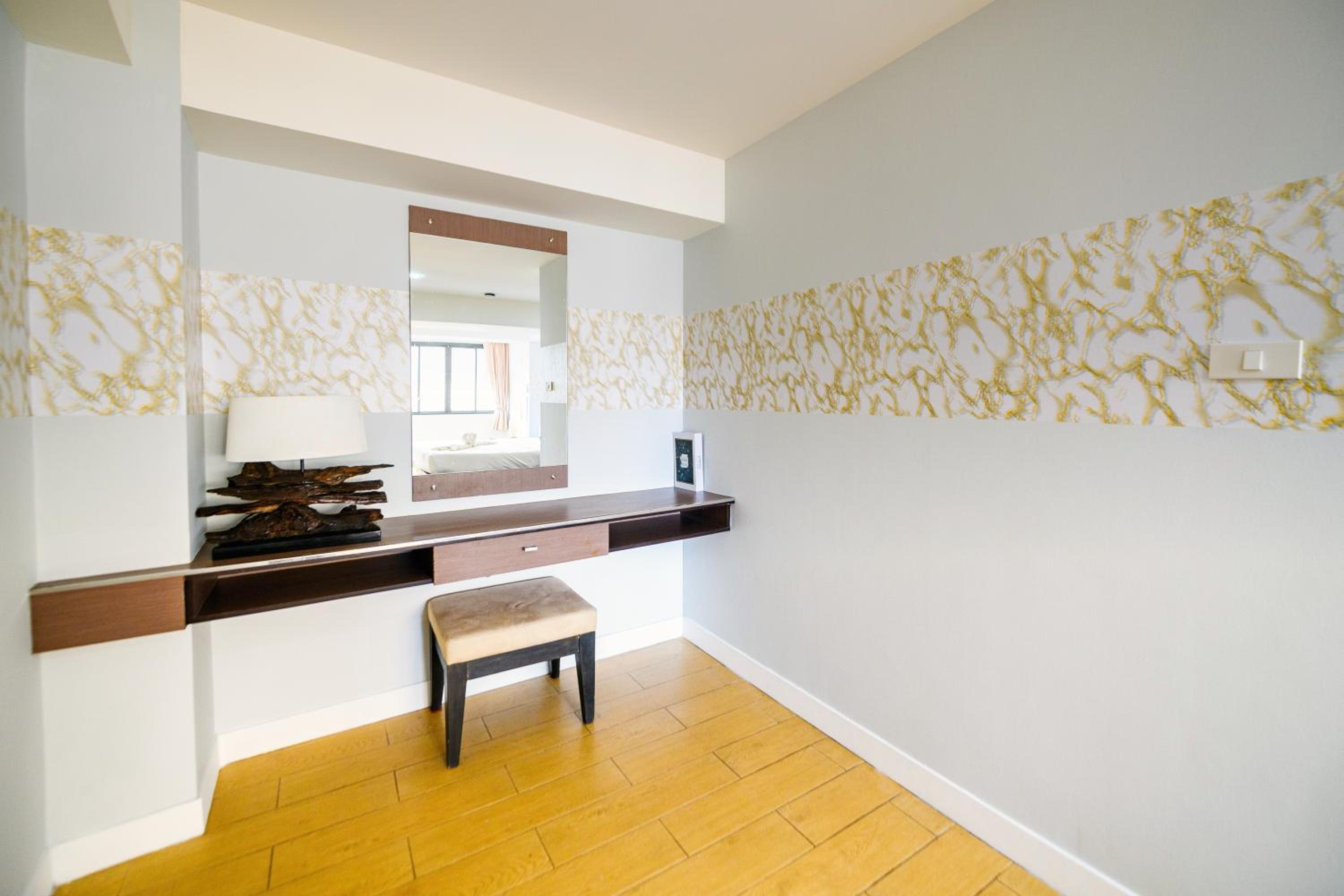 Deluxe Suite with City View - Photo 15