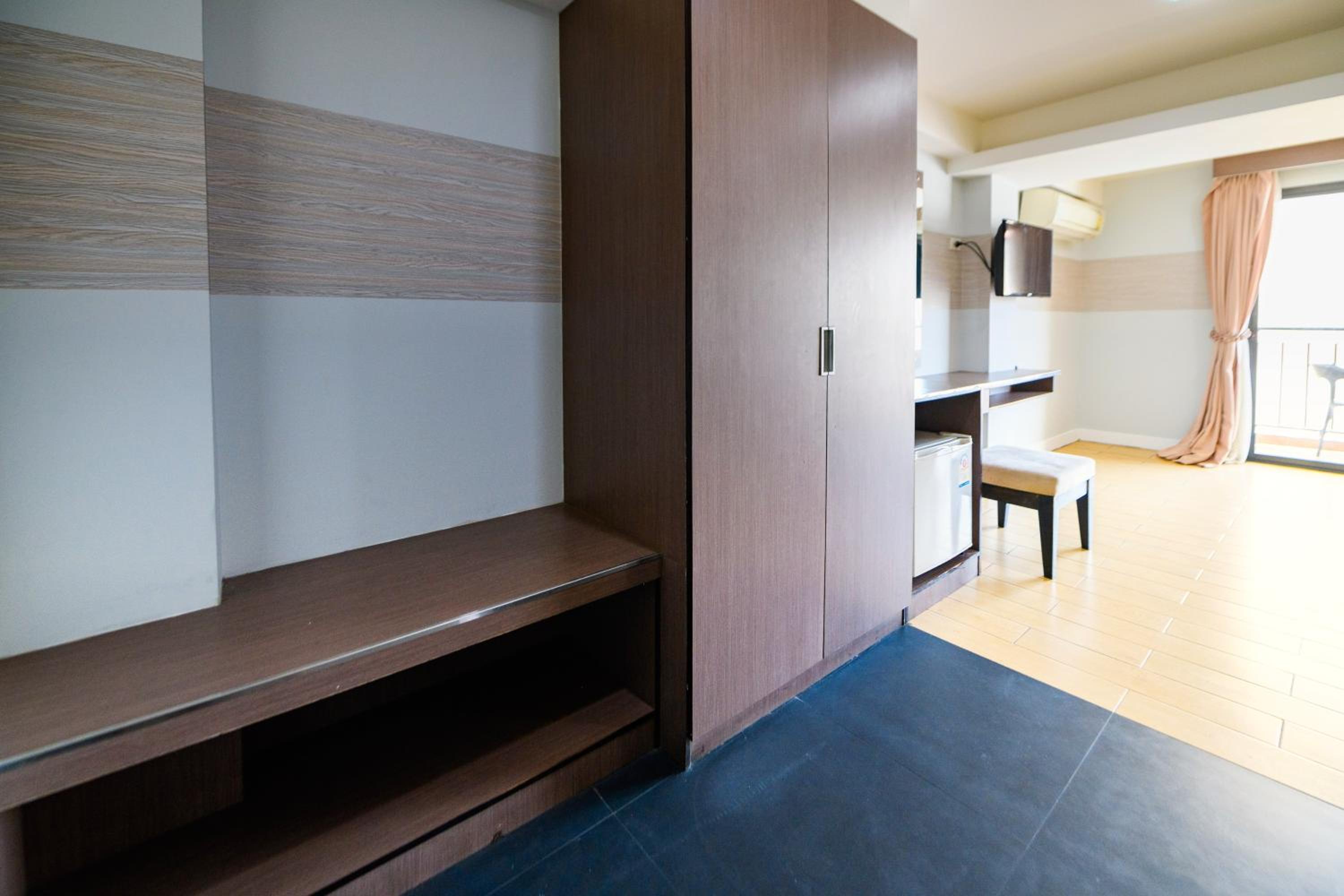 Deluxe Suite with City View - Photo 13