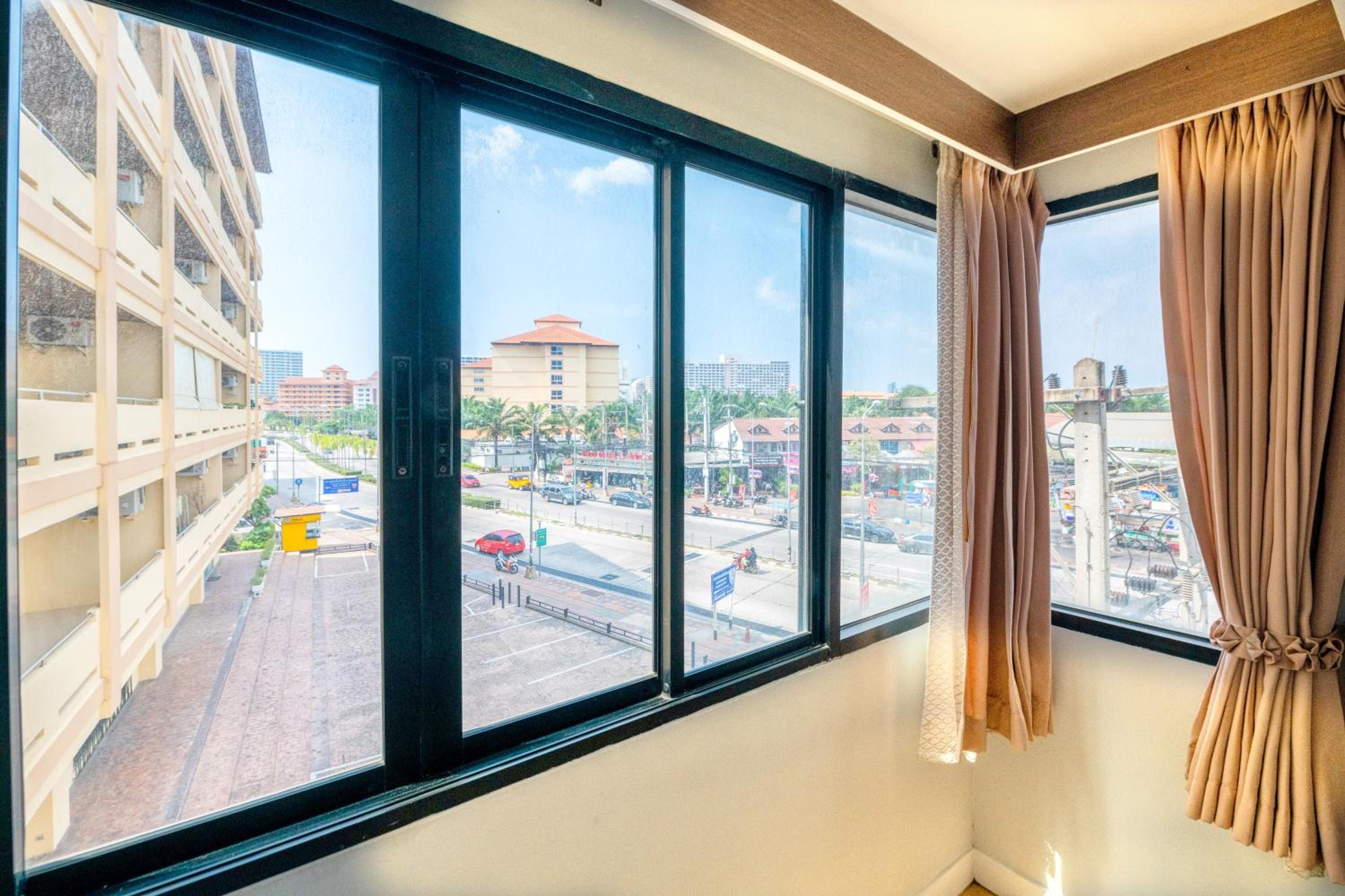 Deluxe Suite with City View - Photo 4