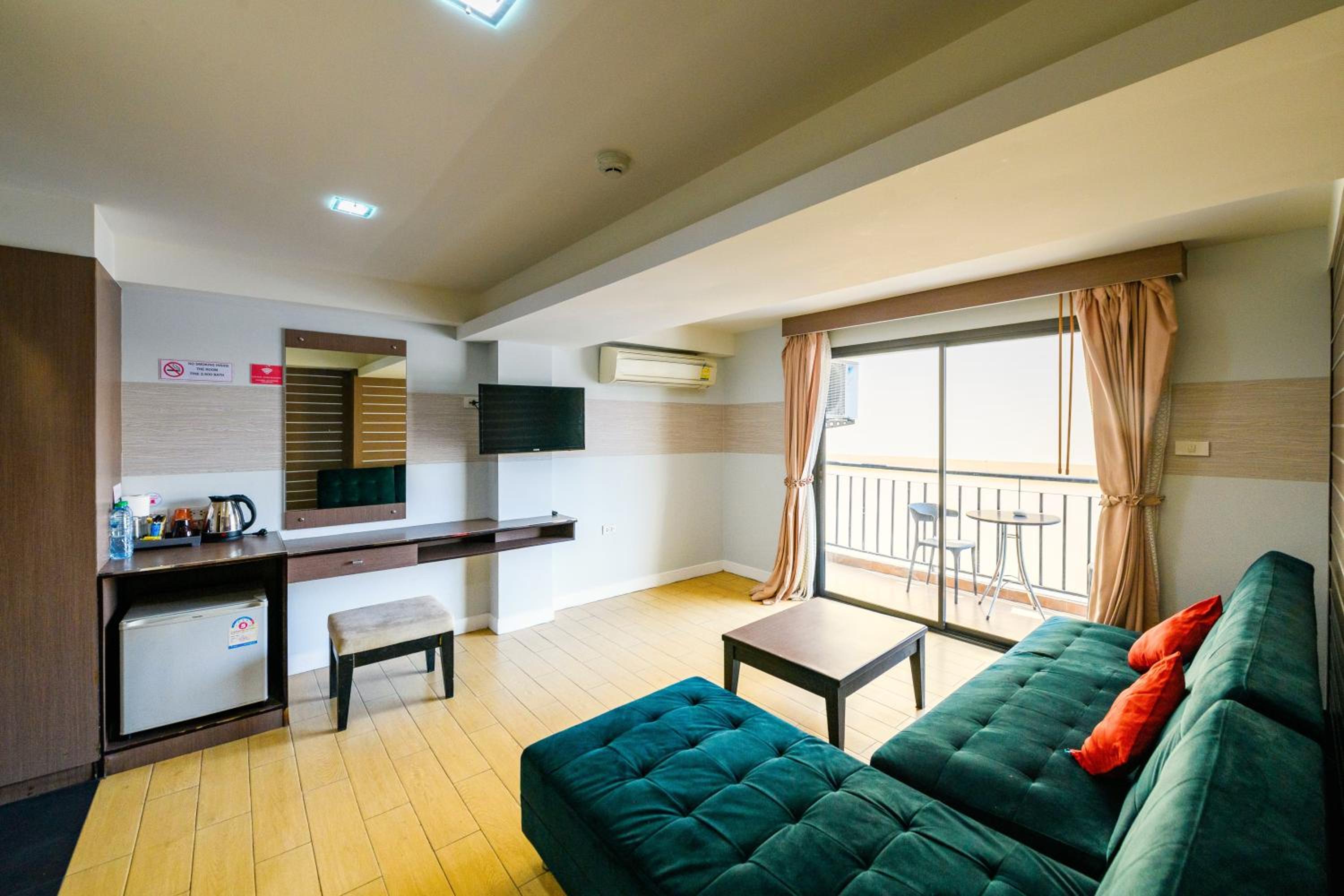 Deluxe Suite with City View - Photo 5