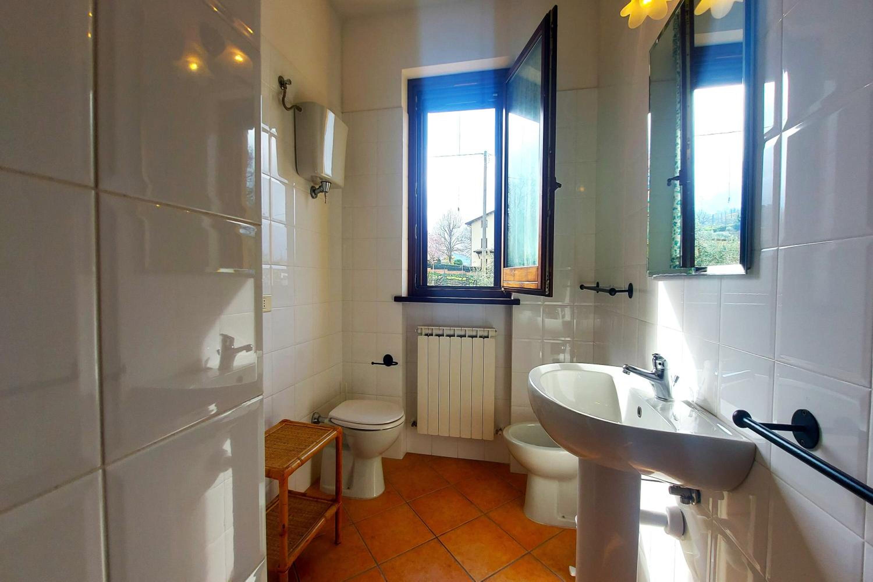 Six-Bedroom House photo 3