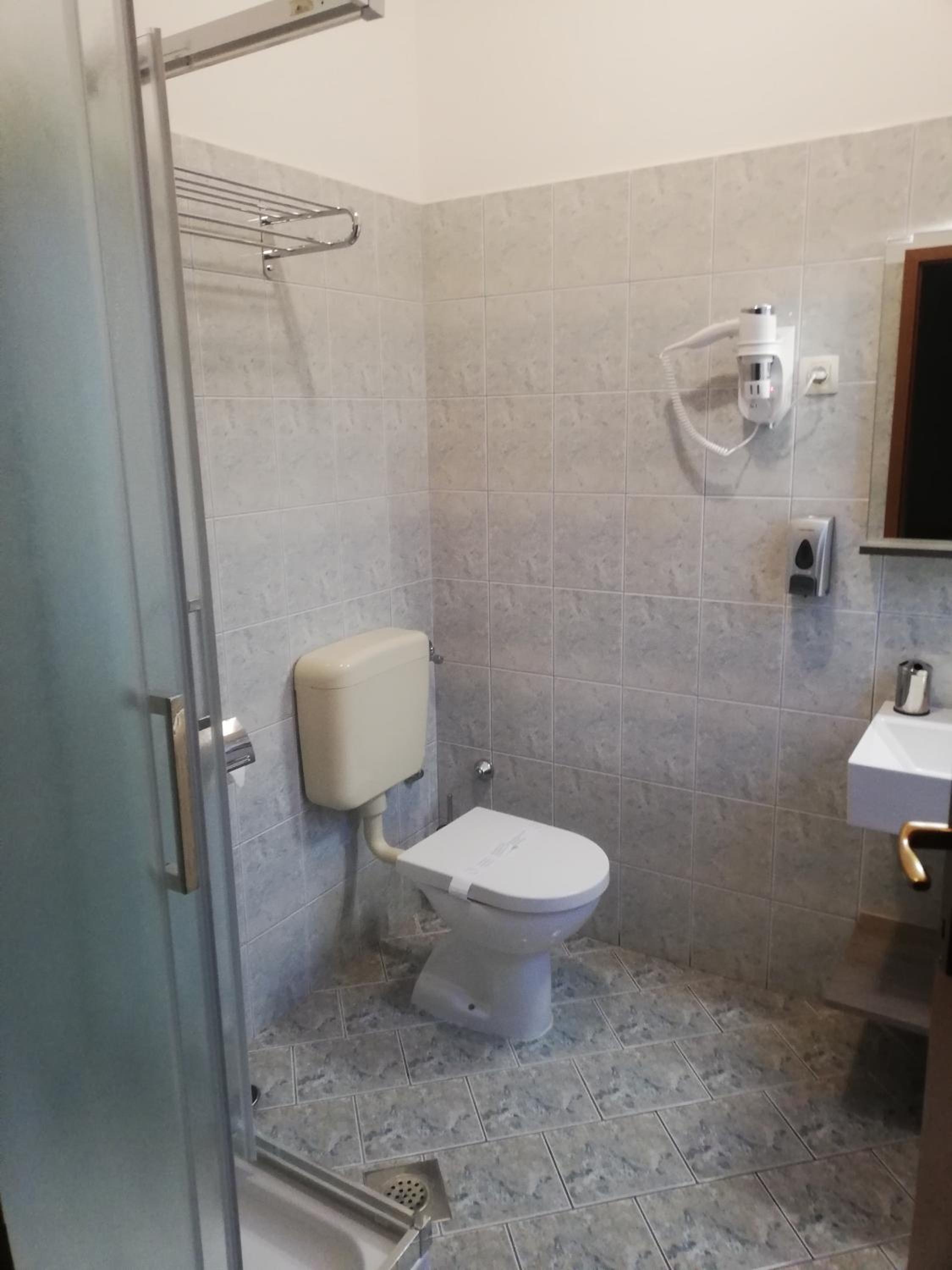 Standard Double or Twin Room with Balcony - Photo 17