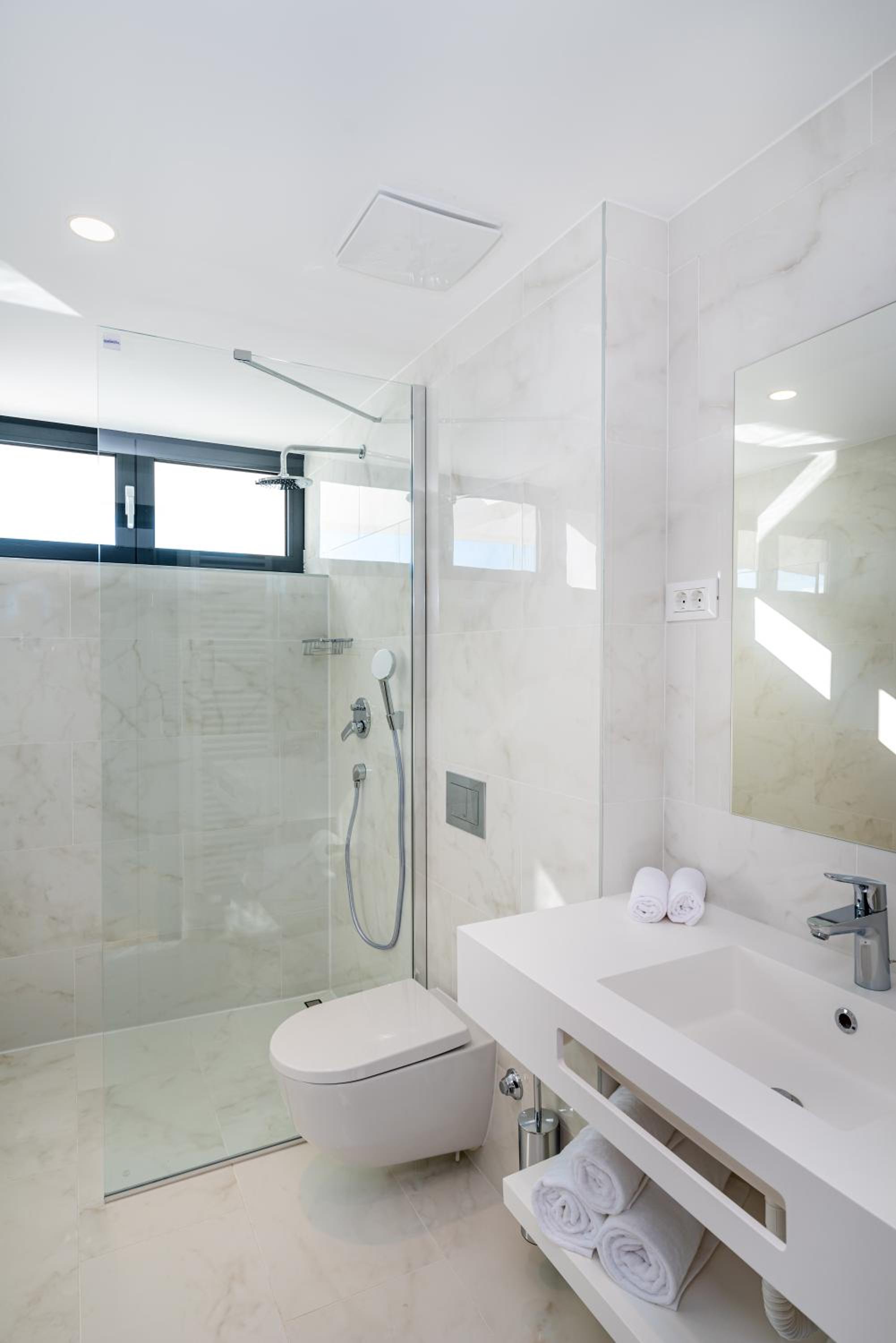 Twin Room with Balcony - Photo 11