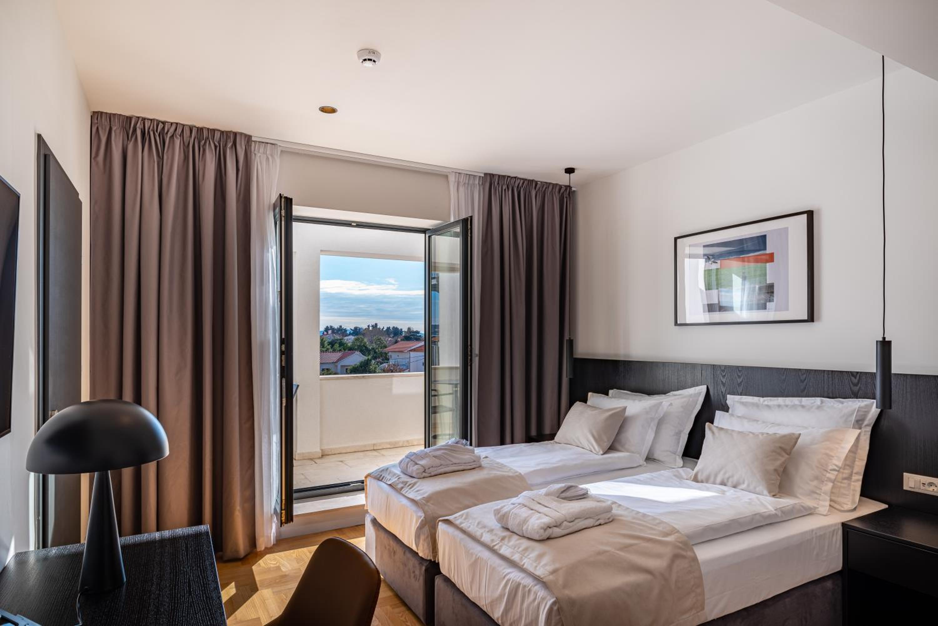 Twin Room with Balcony - Photo 4
