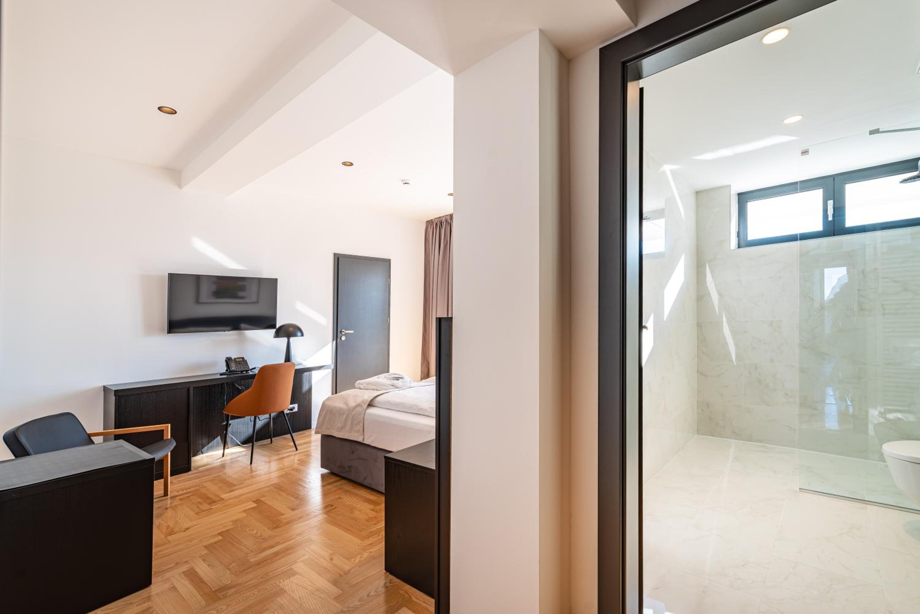 Twin Room with Balcony - Photo 5