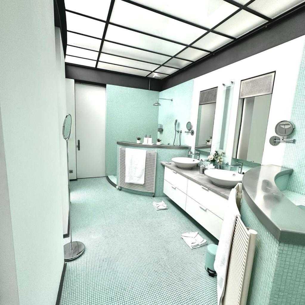 Five-Bedroom Deluxe Apartment