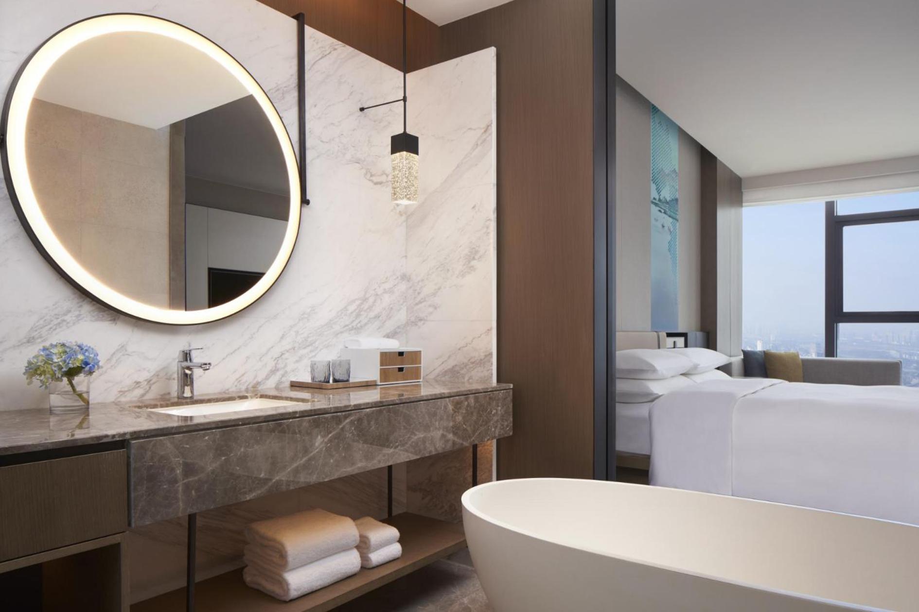 Executive King Room with River View - Executive Level photo 2