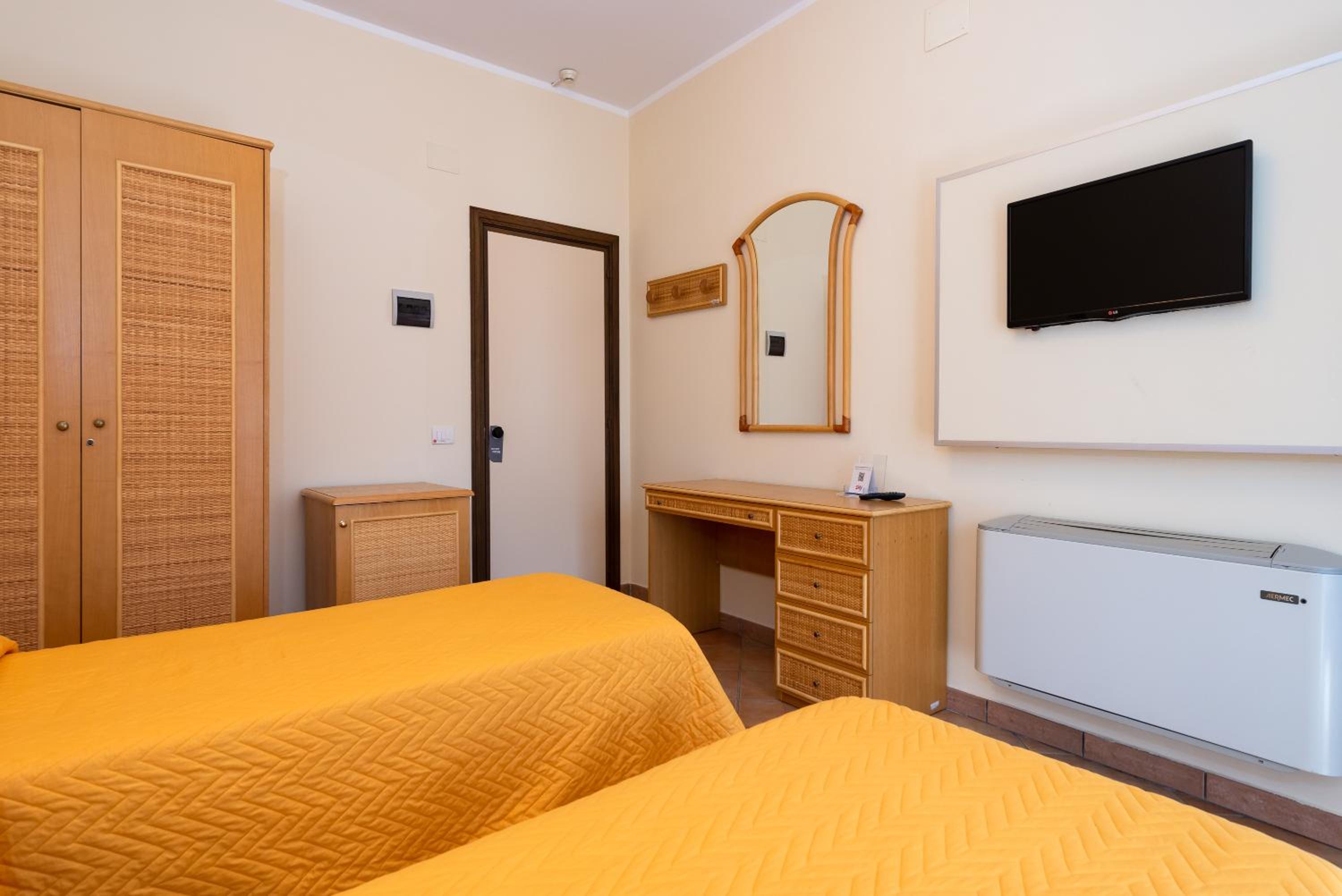 Basic Twin/Double Room  - Photo 3
