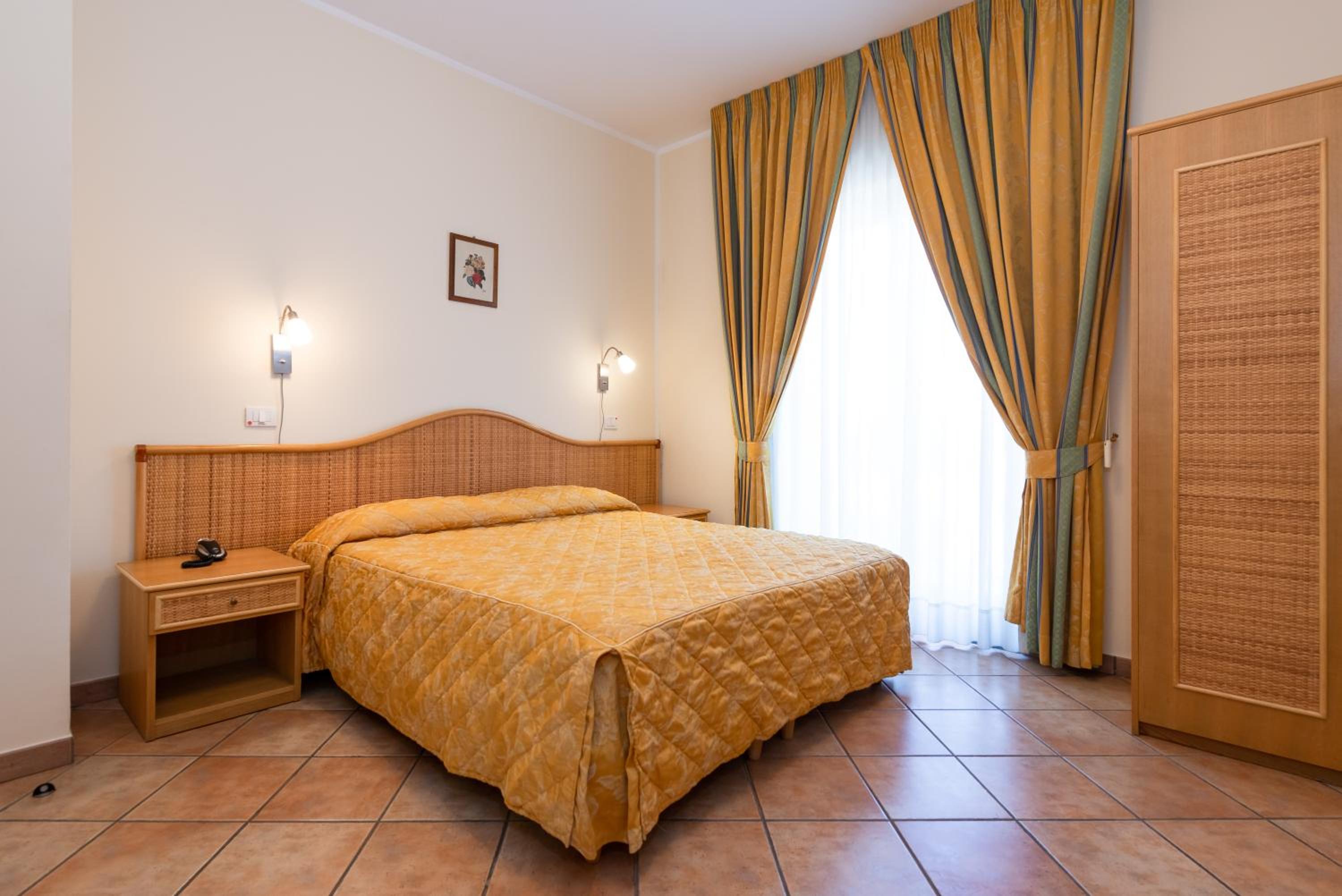 Standard Double or Twin Room - Photo 2