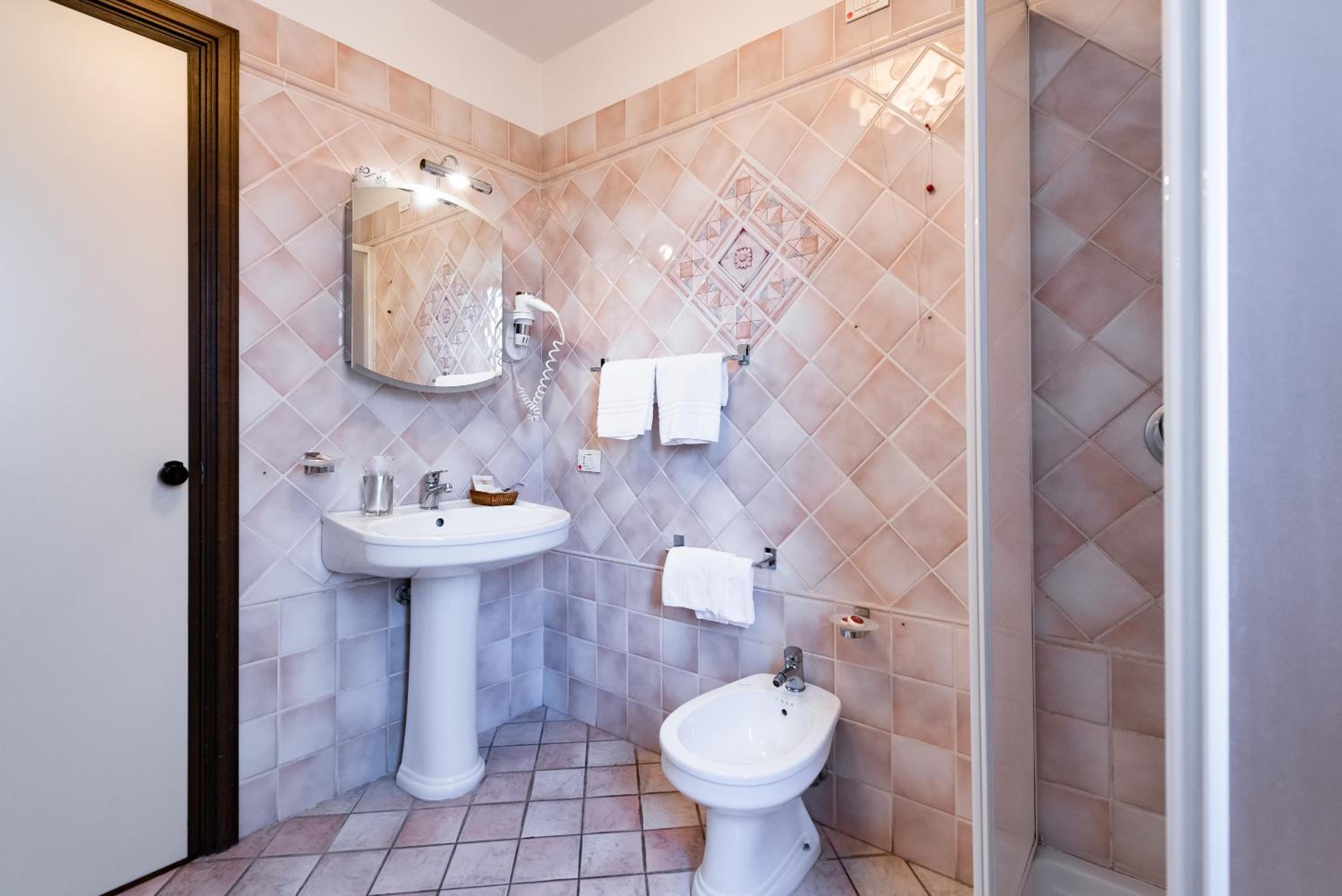 Basic Twin/Double Room  - Photo 4