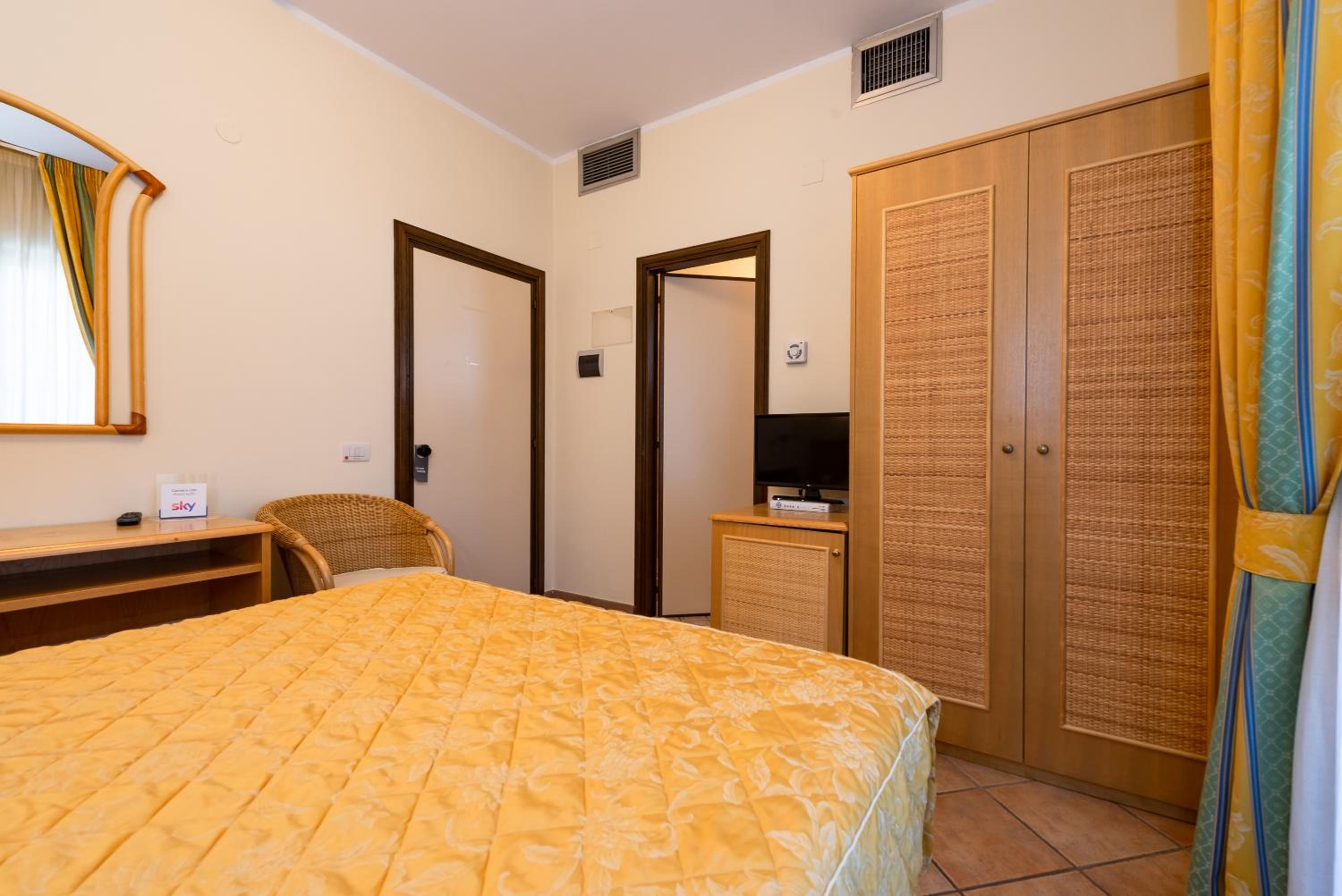 Basic Twin/Double Room  - Photo 2