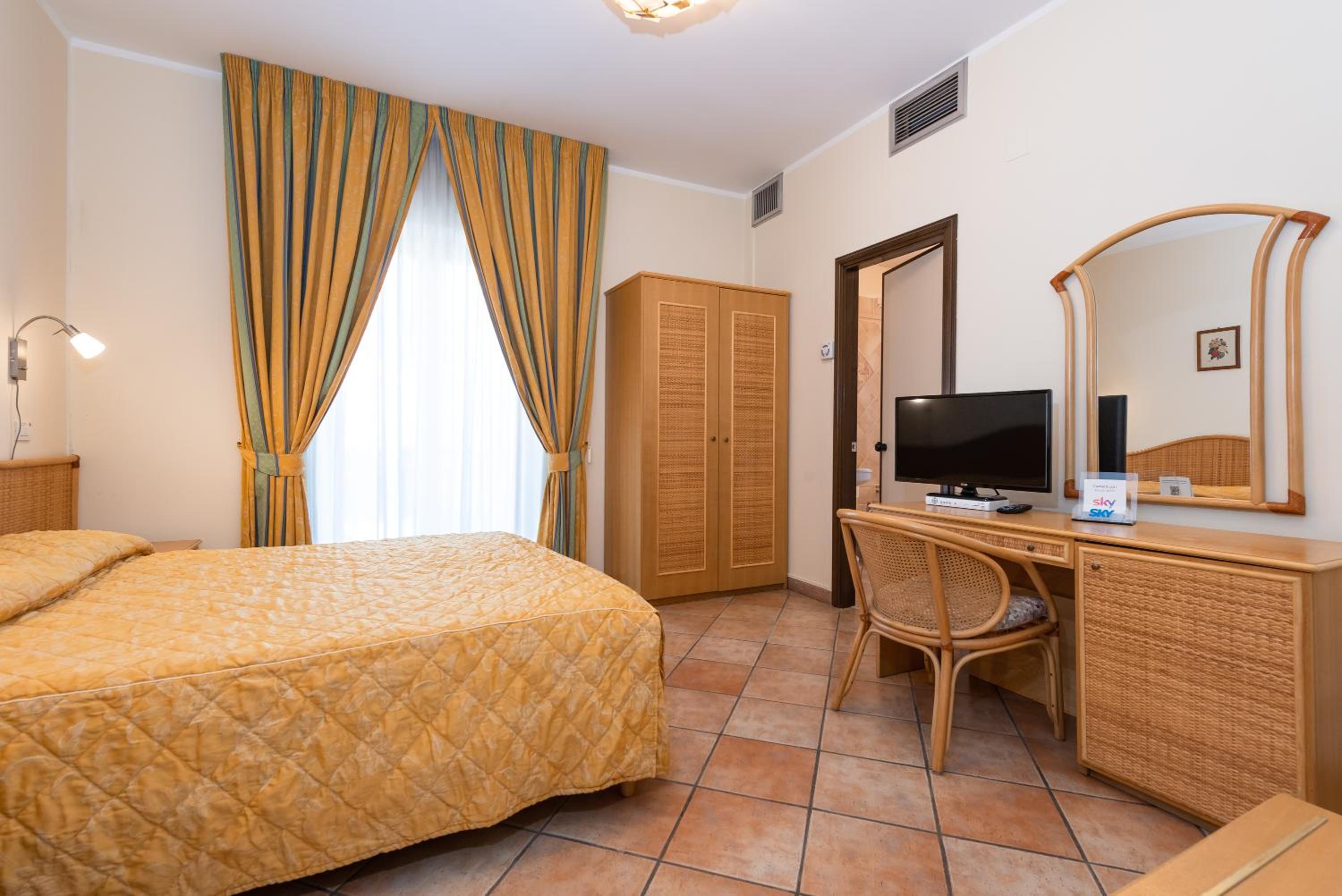 Standard Double or Twin Room - Photo 3